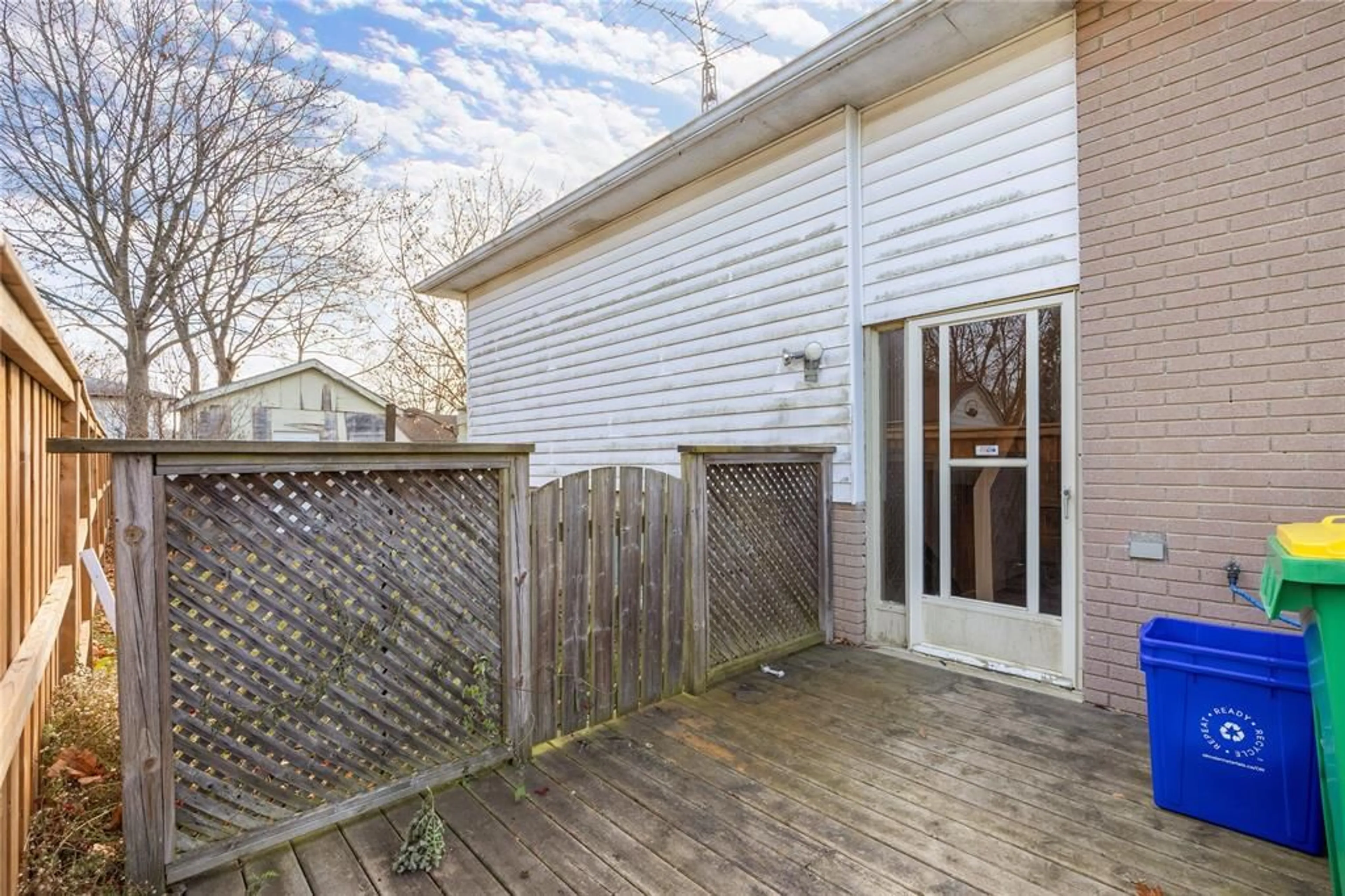 Patio, street for 518 OOZLOFFSKY St, Petrolia Ontario N0N 1R0