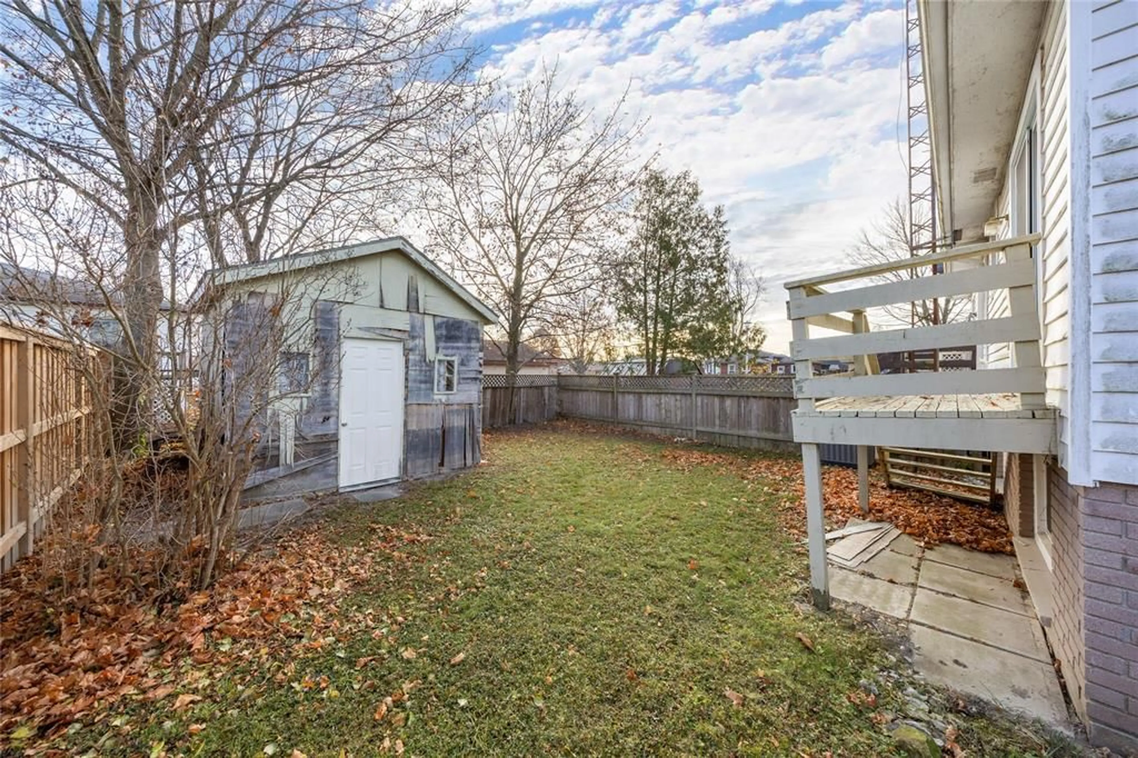 Patio, street for 518 OOZLOFFSKY St, Petrolia Ontario N0N 1R0