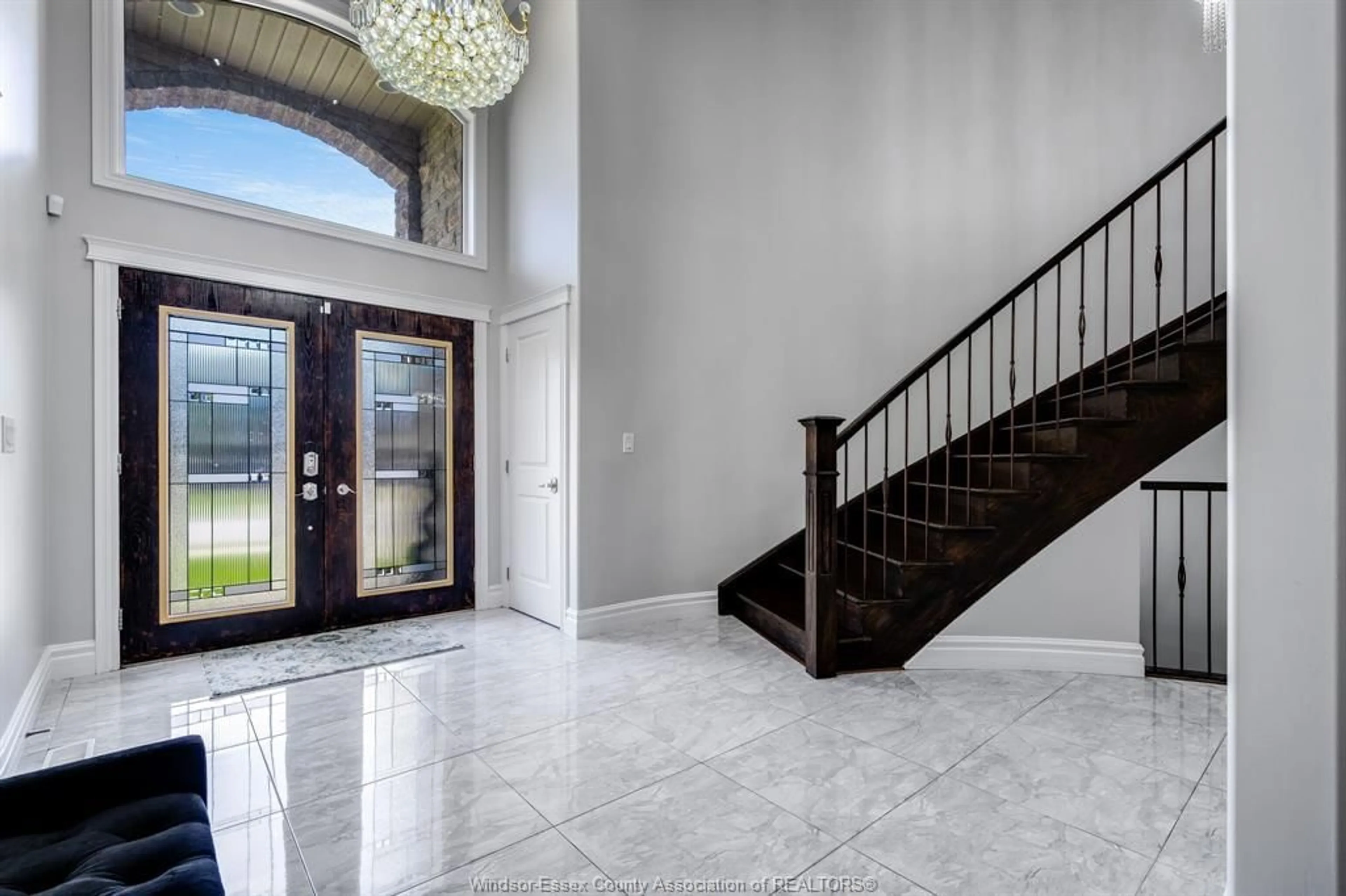 Indoor foyer for 31 Heathview Trail, Leamington Ontario N8H 0C5
