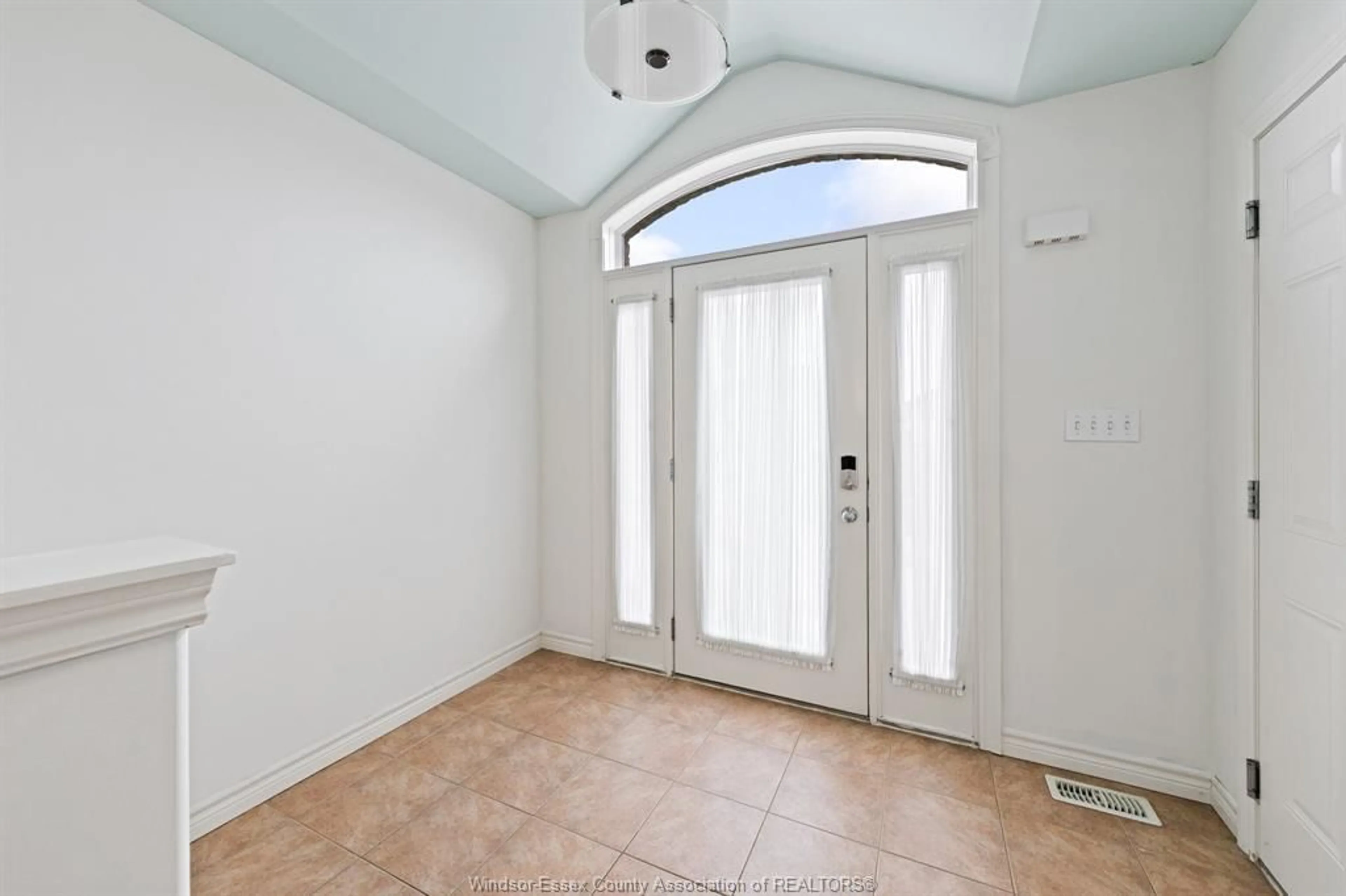 Indoor entryway for 1932 Northway Ave, Amherstburg Ontario N9B 0A3