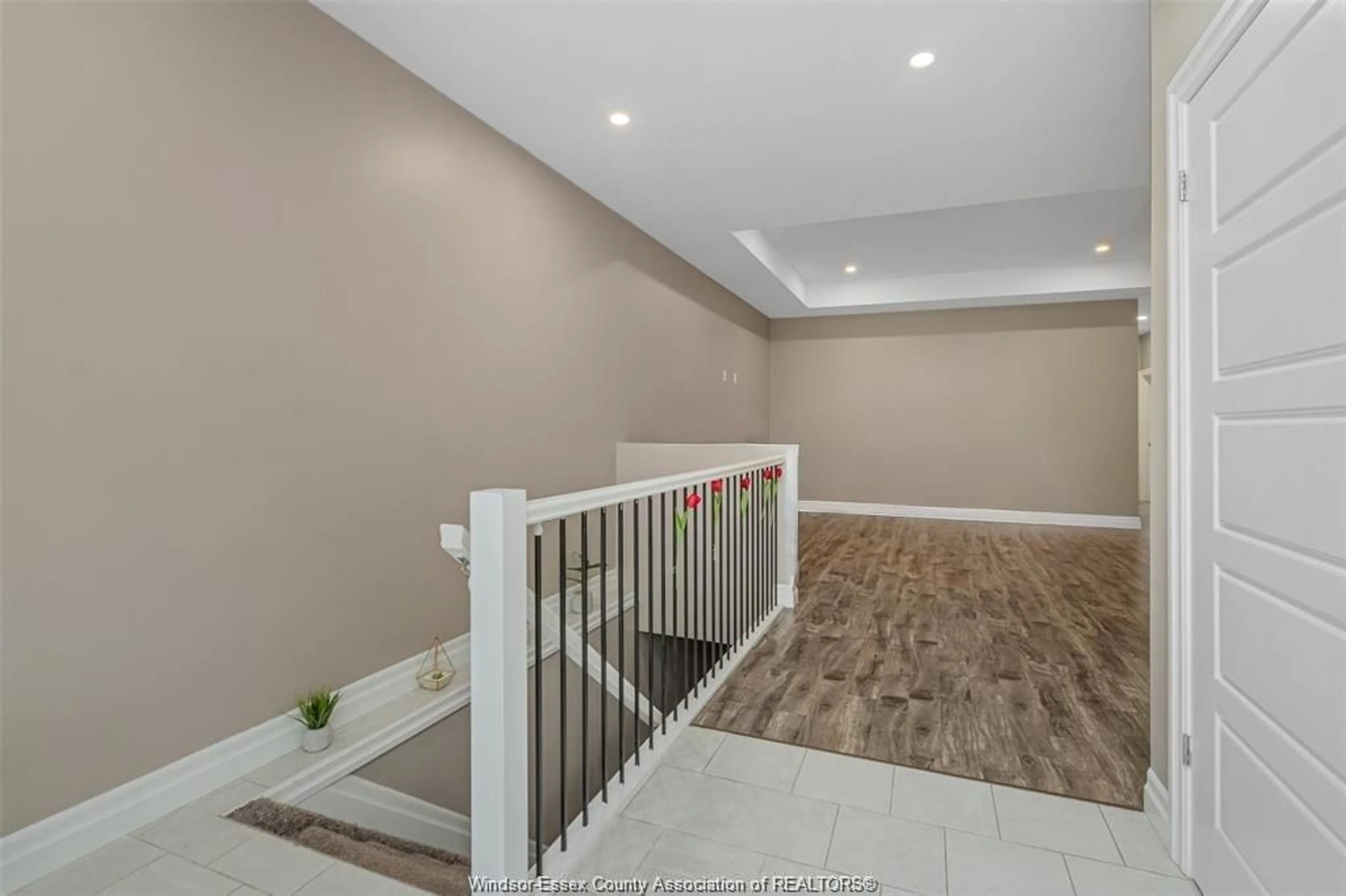 Indoor foyer for 1985 ETHAN Court, Windsor Ontario N8T 1G1