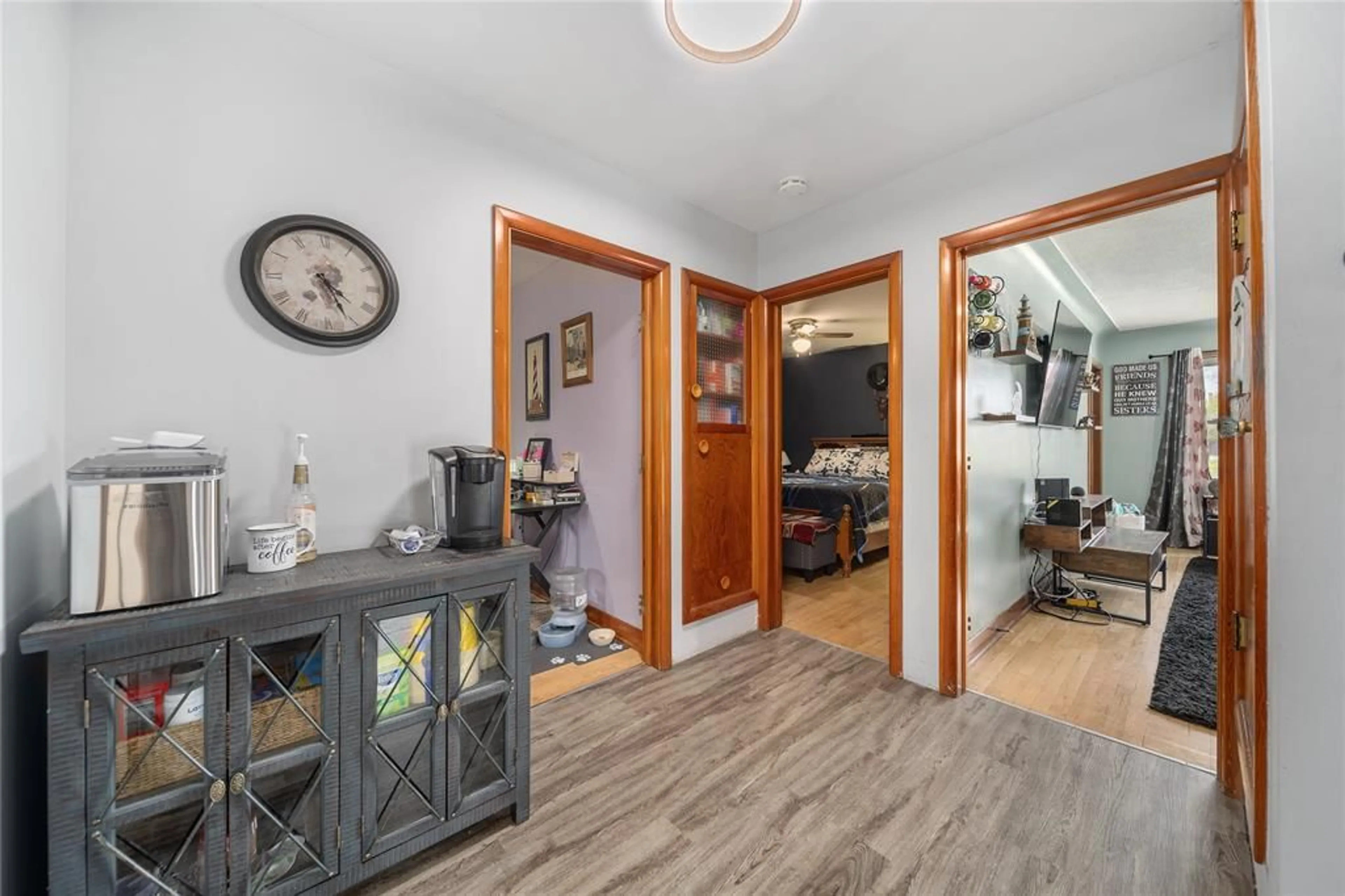 Indoor entryway for 19 BROADWAY St, Lambton Shores Ontario N0N 1J0