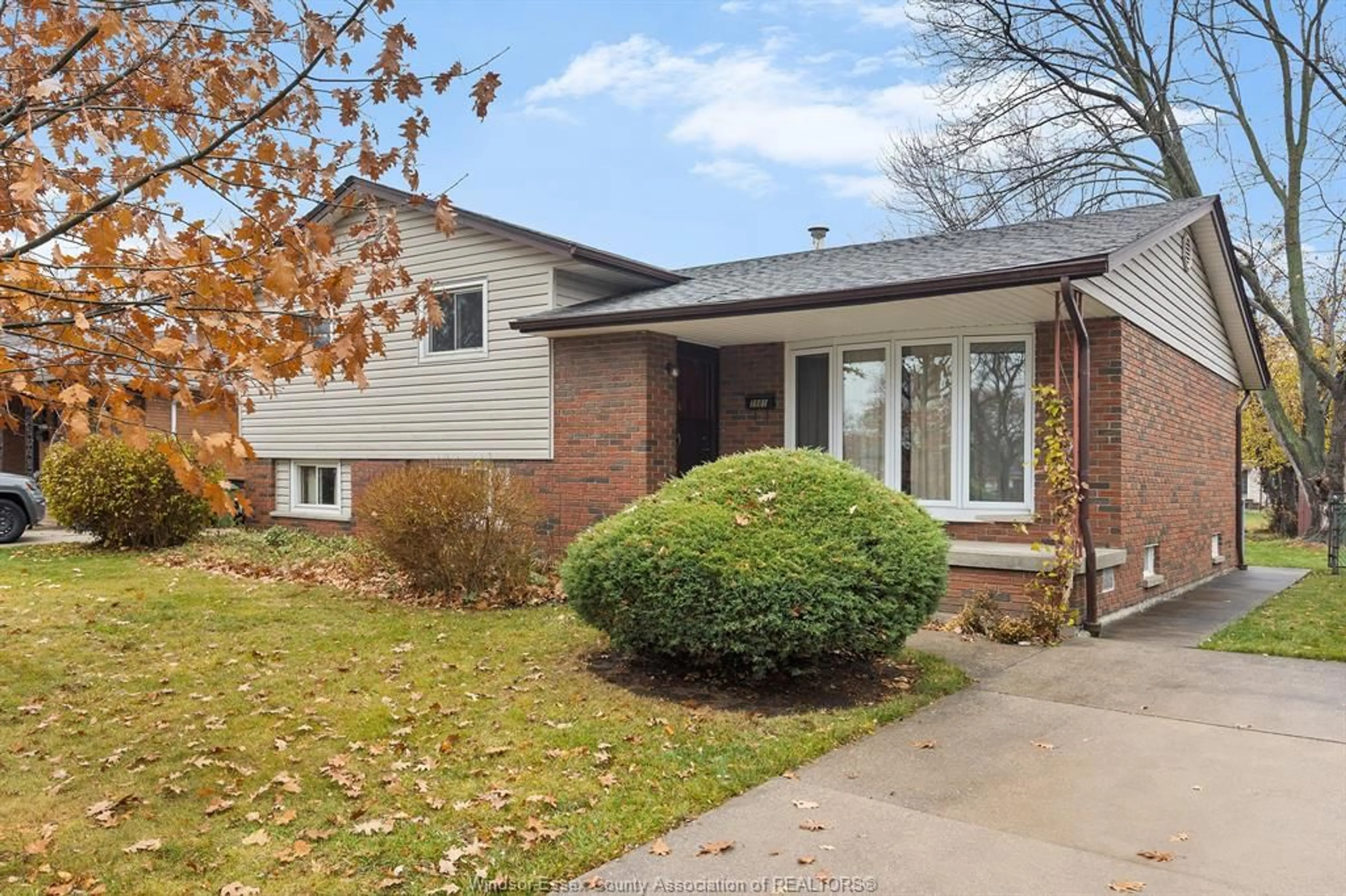 Home with brick exterior material, street for 1161 GARDEN Crt, Windsor Ontario N8S 2S1