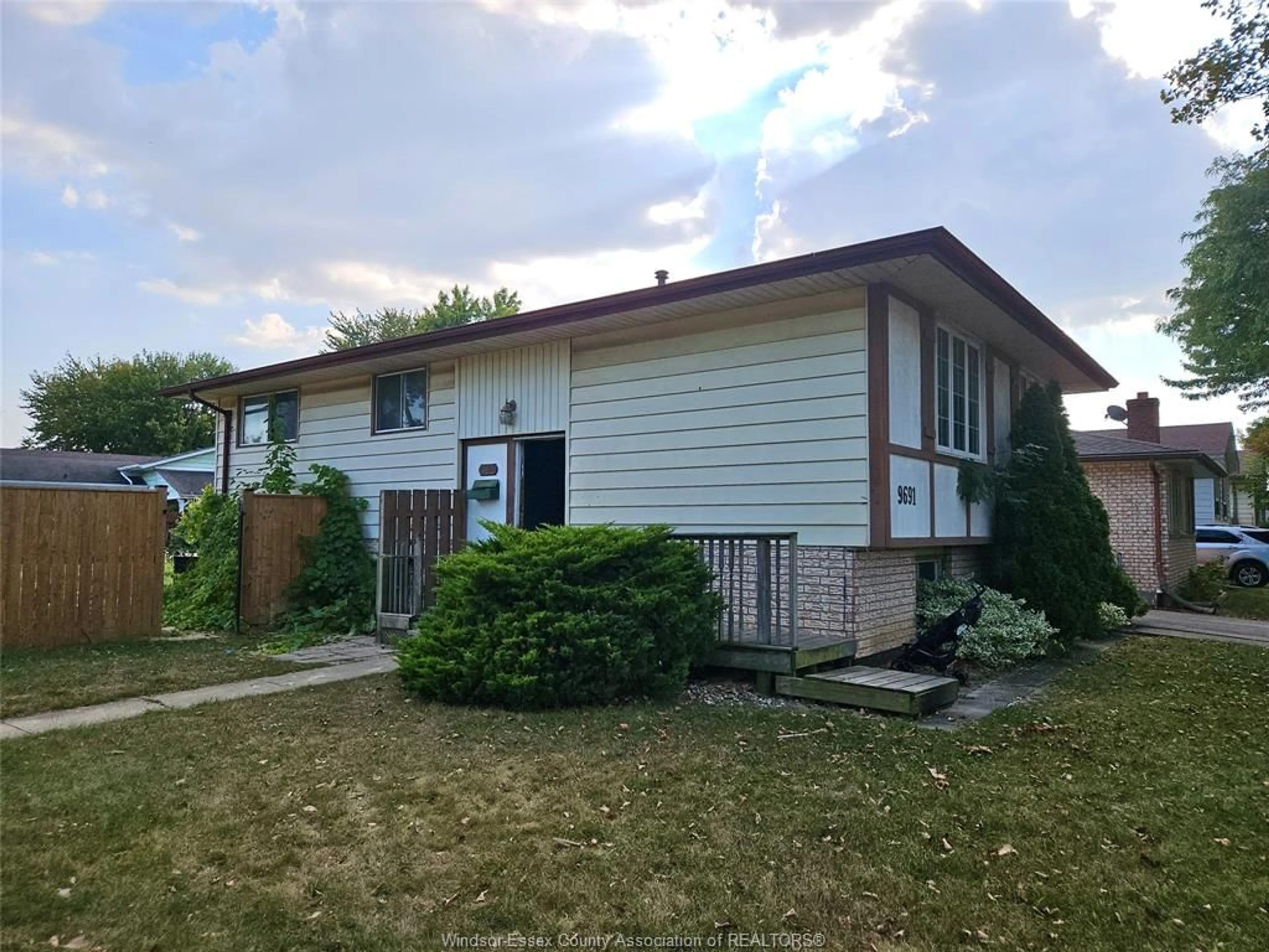 Home with vinyl exterior material, building for 9691 AVERY Lane, Windsor Ontario N8R 2C1