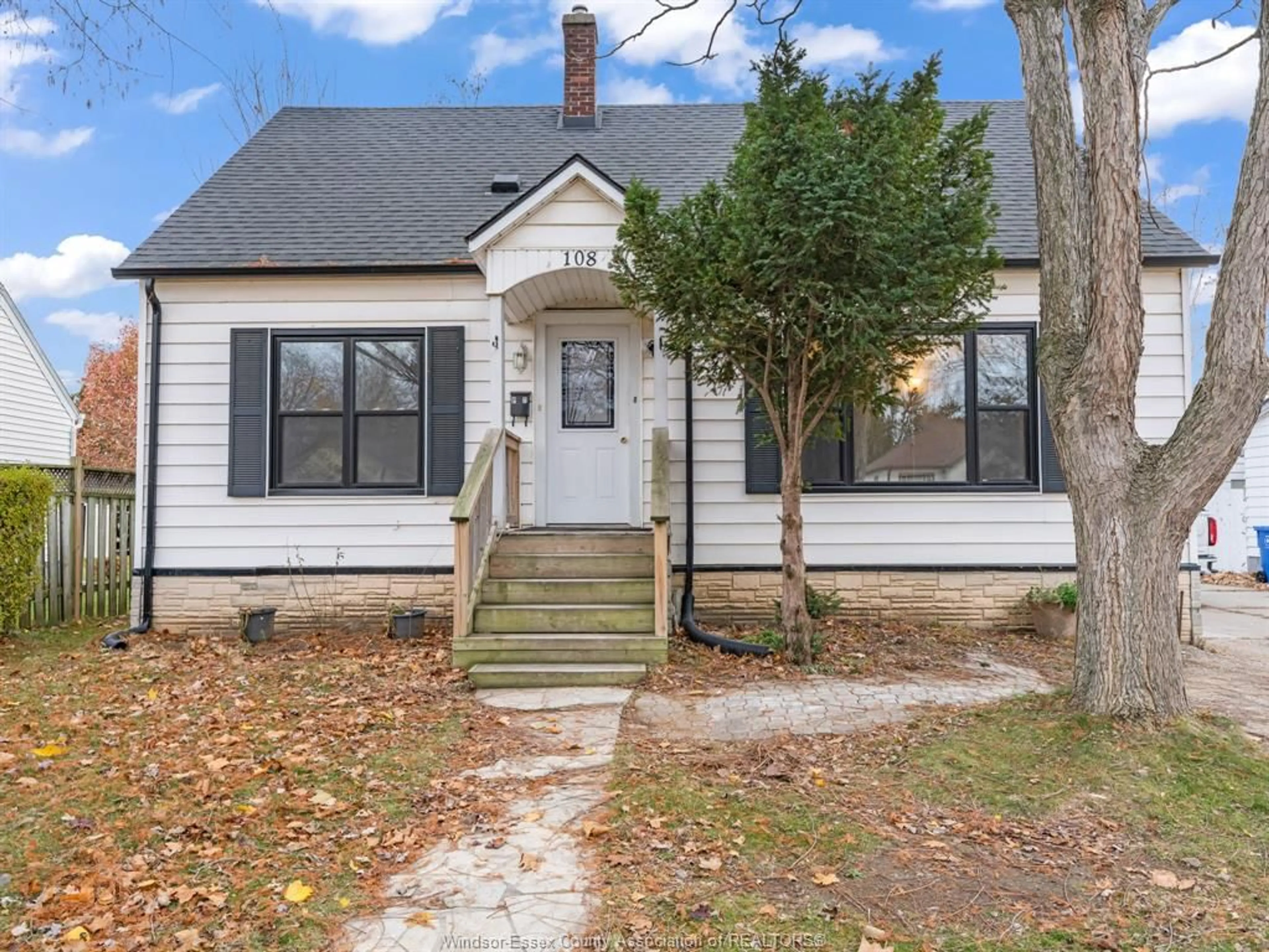 Home with vinyl exterior material, street for 108 Marlborough St, Leamington Ontario N8H 1X3