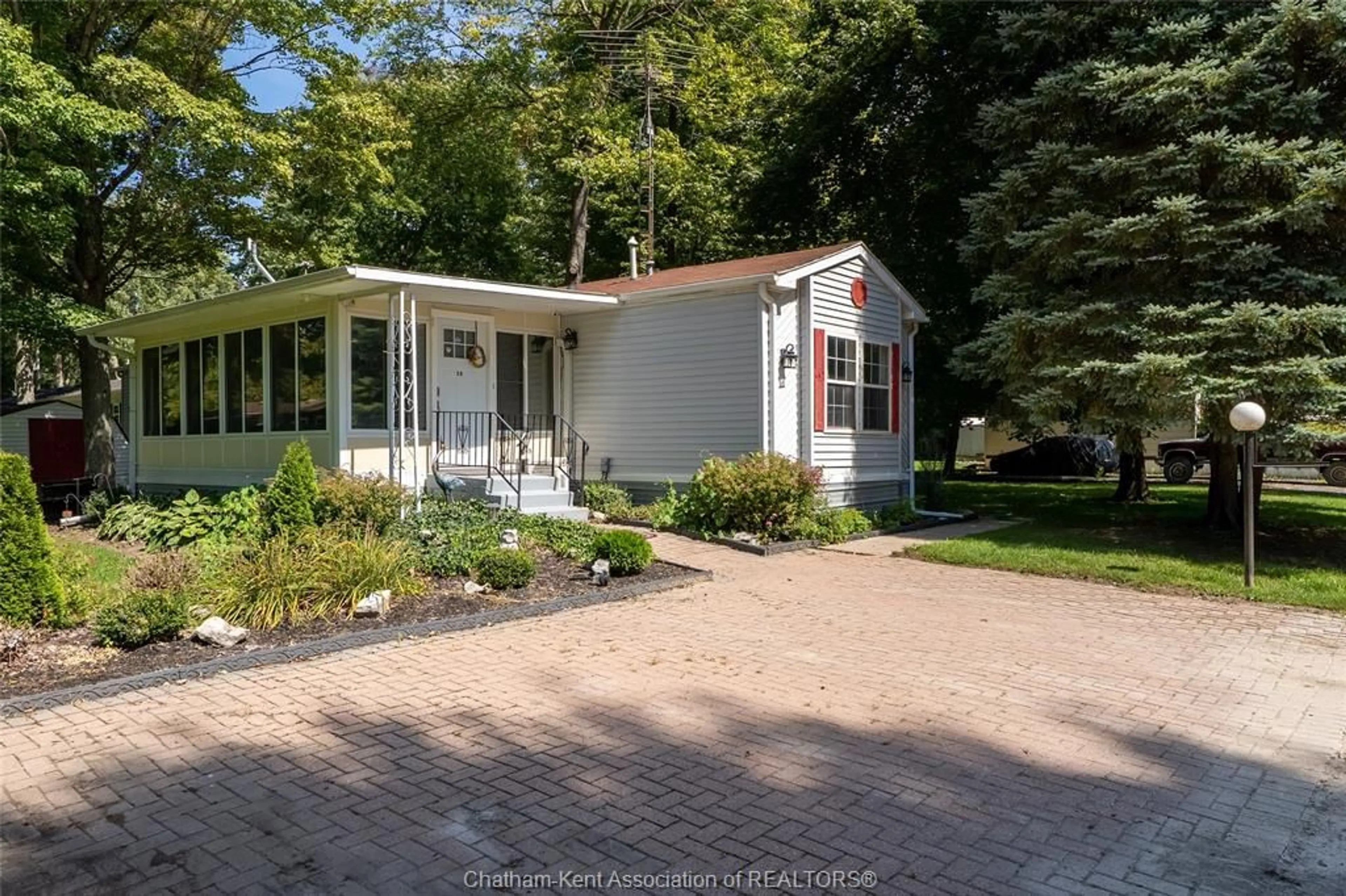 Home with vinyl exterior material, street for 29338 Jane Rd #20, Thamesville Ontario N0P 2X0