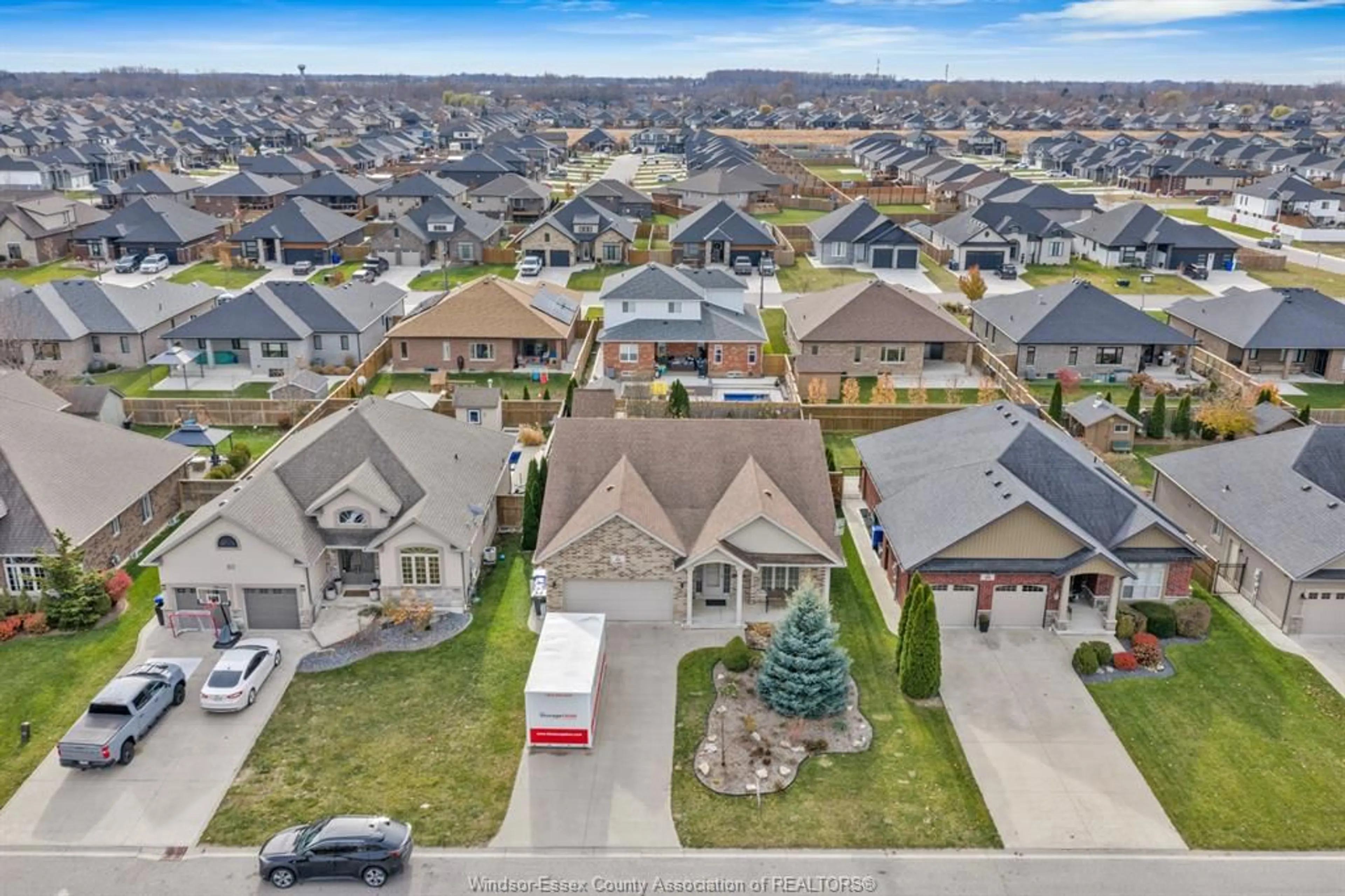 A pic from outside/outdoor area/front of a property/back of a property/a pic from drone, street for 51 HILTON Crt, Amherstburg Ontario N9V 0A8