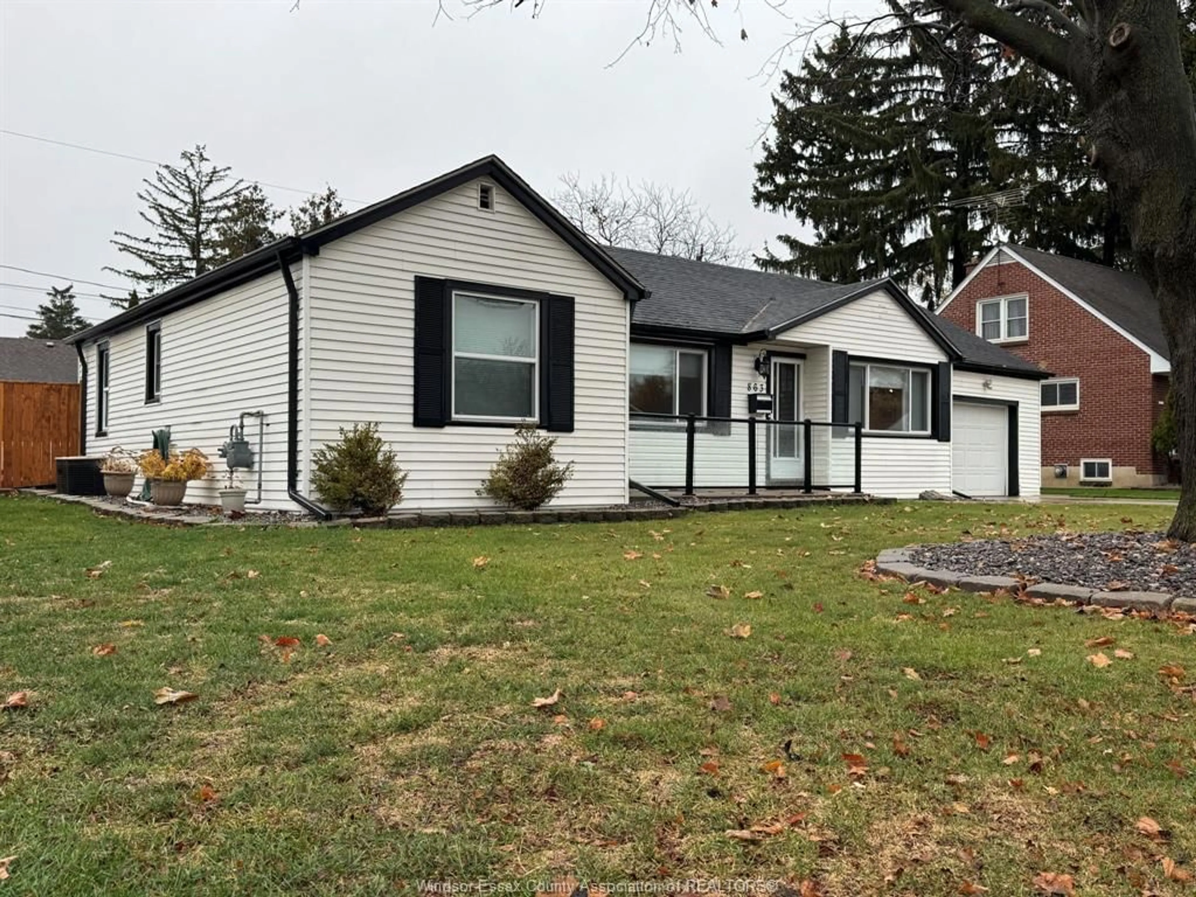 Home with vinyl exterior material, street for 863 MATTHEW BRADY Blvd, Windsor Ontario N8S 3J7