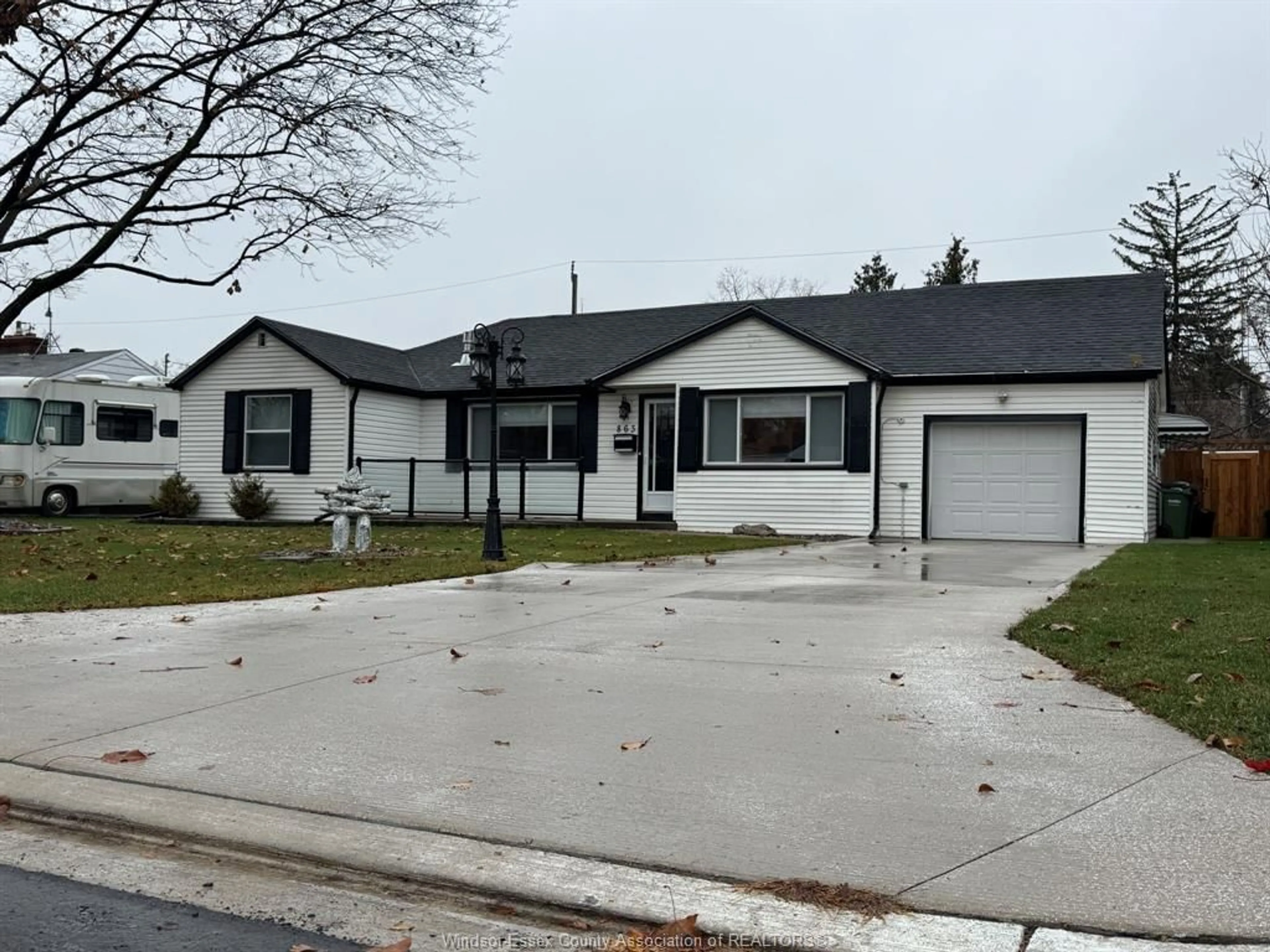 Home with vinyl exterior material, street for 863 MATTHEW BRADY Blvd, Windsor Ontario N8S 3J7