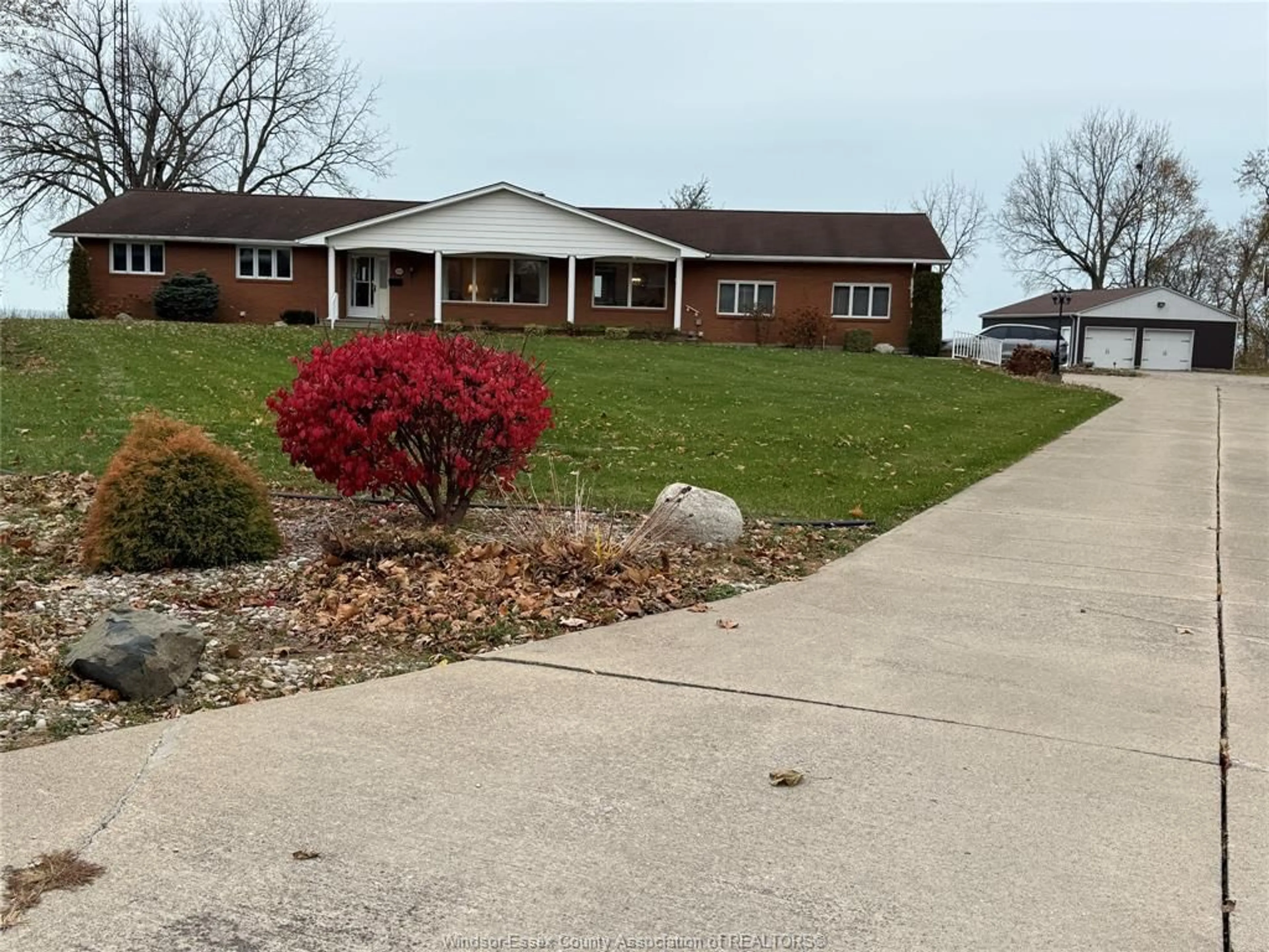 A pic from outside/outdoor area/front of a property/back of a property/a pic from drone, unknown for 1239 OXFORD Ave, Kingsville Ontario N9Y 2S8