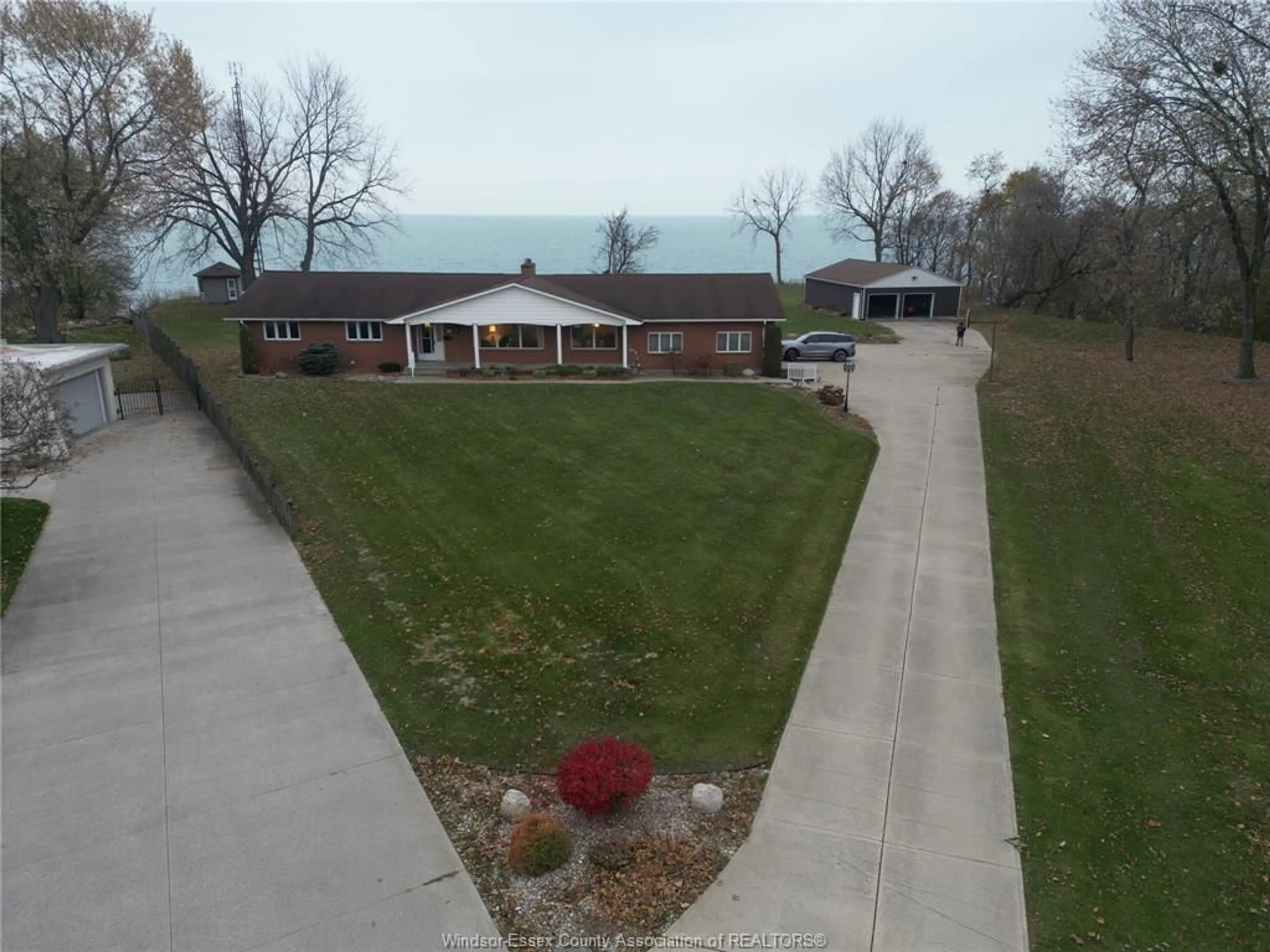 A pic from outside/outdoor area/front of a property/back of a property/a pic from drone, unknown for 1239 OXFORD Ave, Kingsville Ontario N9Y 2S8