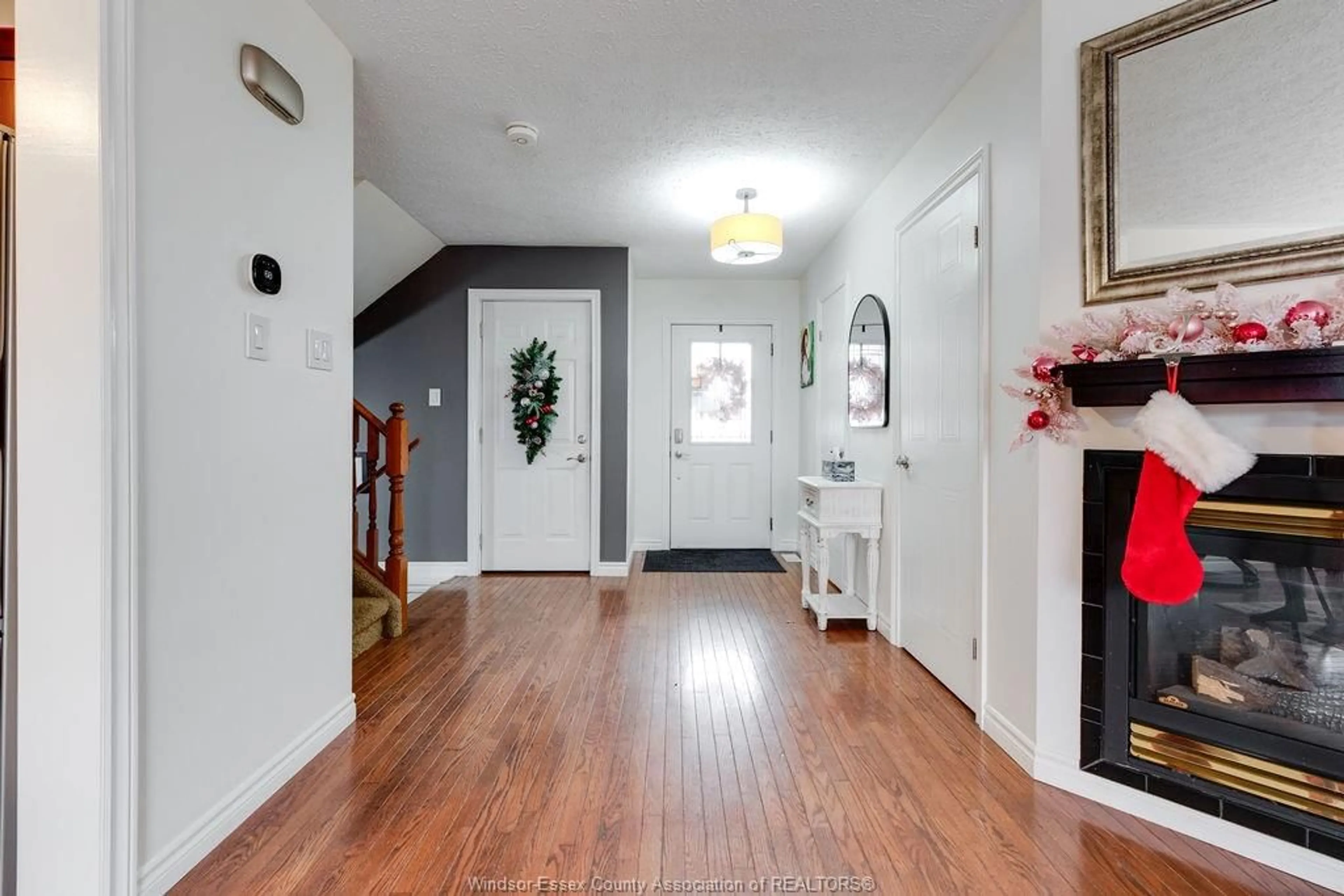 Indoor entryway for 820 MICHAEL DRIVE, Tecumseh Ontario N8N 5A3