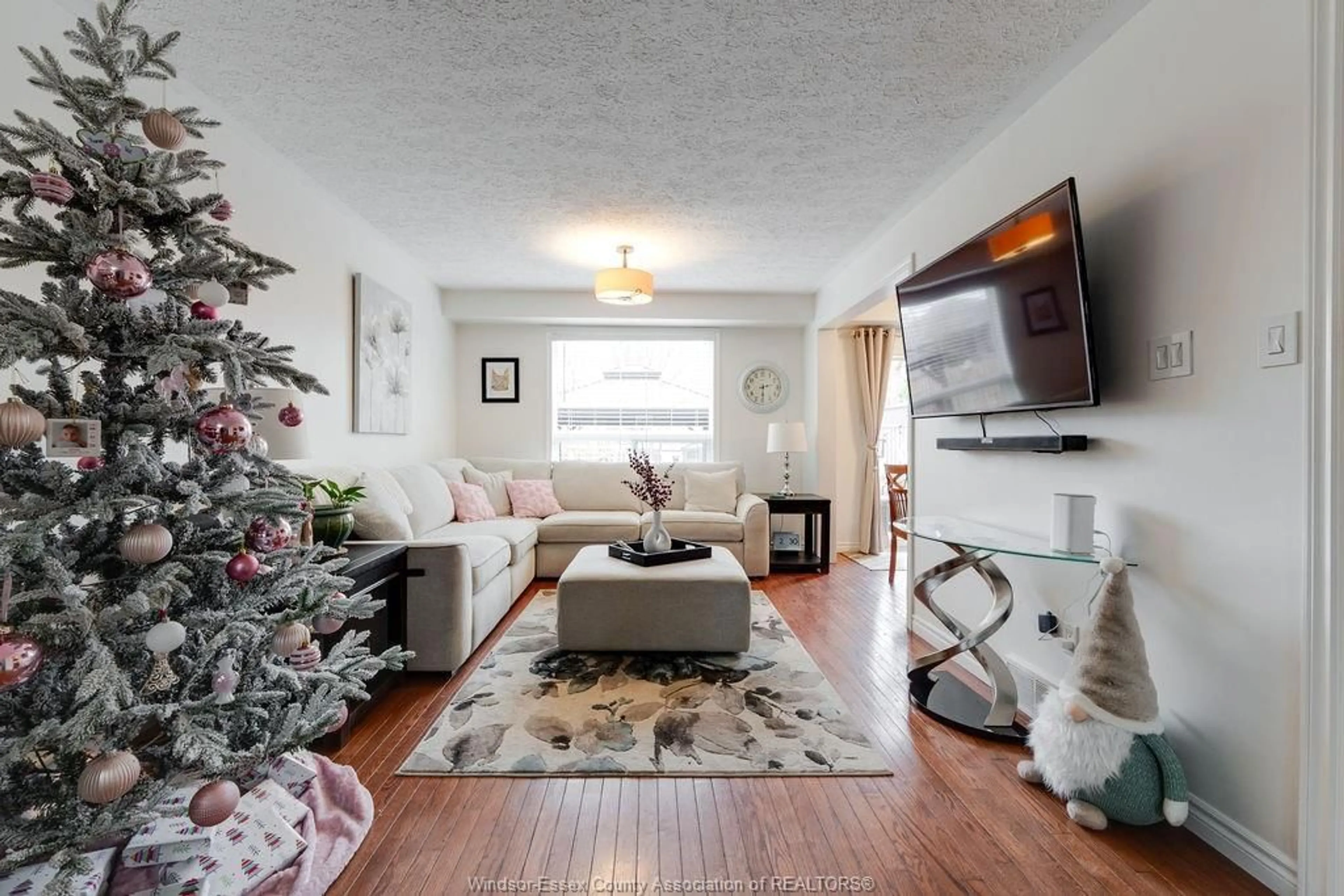 Living room with furniture, unknown for 820 MICHAEL DRIVE, Tecumseh Ontario N8N 5A3