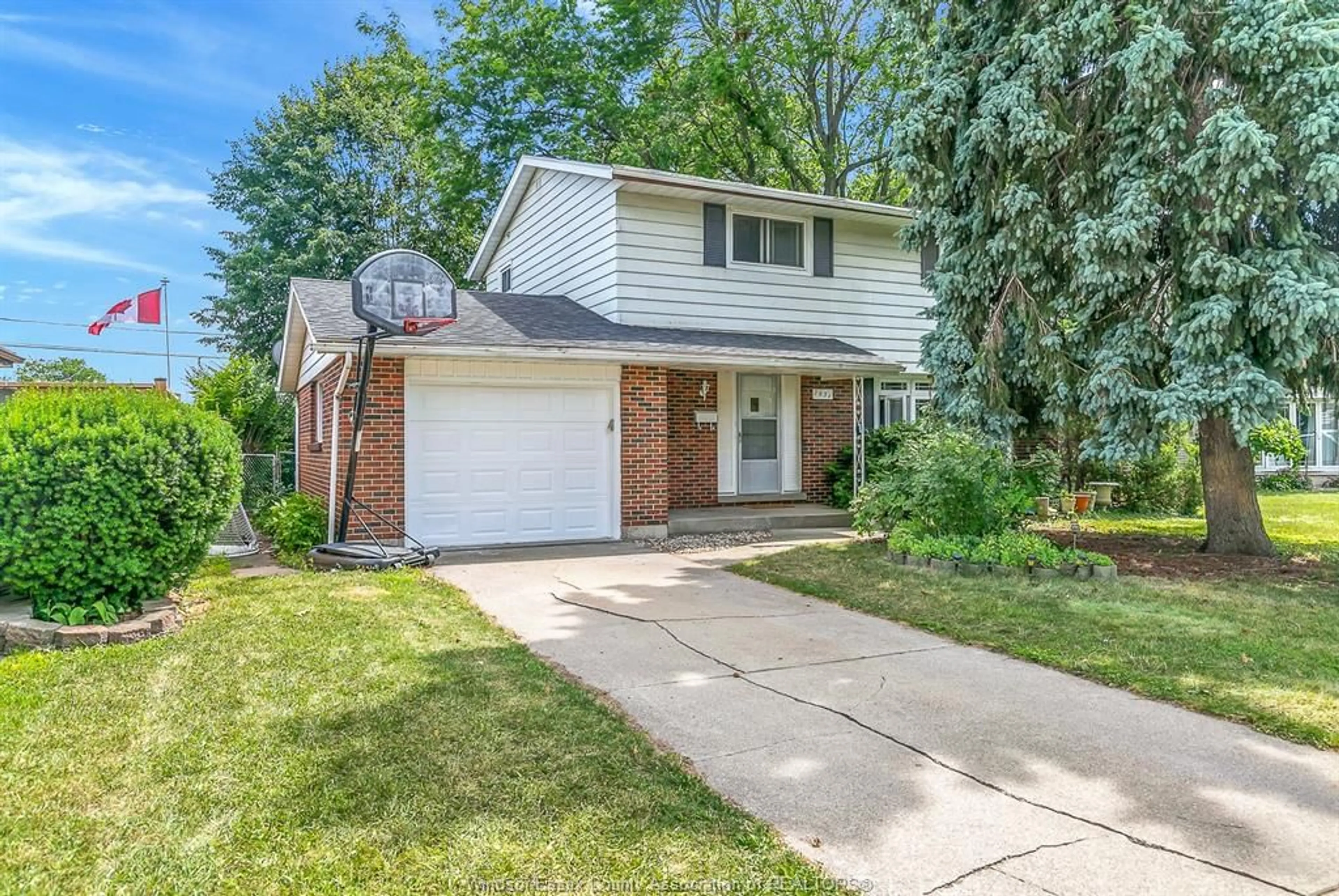 Home with brick exterior material, street for 2631 COLUMBIA Crt, Windsor Ontario N9E 1B2