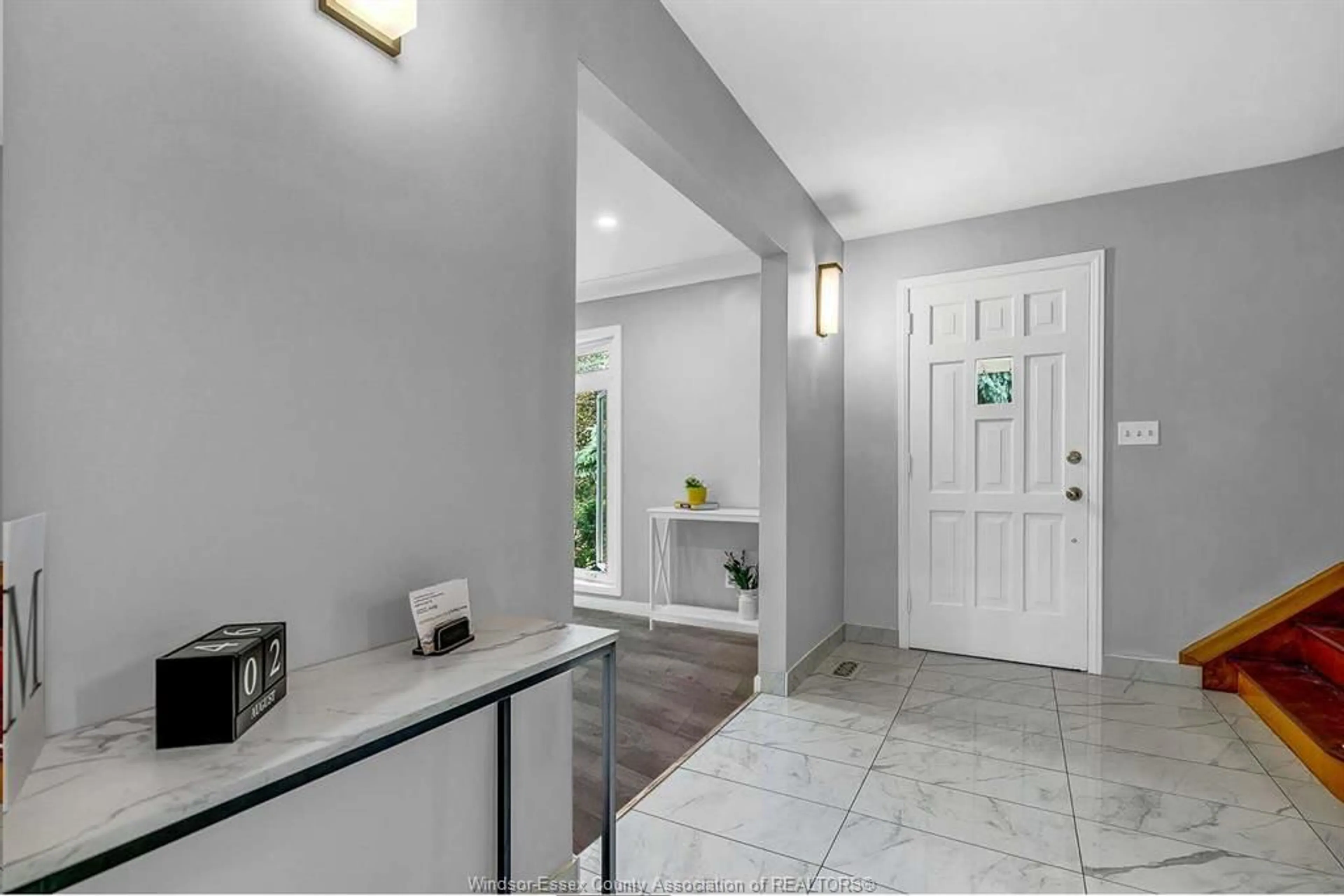 Indoor entryway for 2631 COLUMBIA Crt, Windsor Ontario N9E 1B2