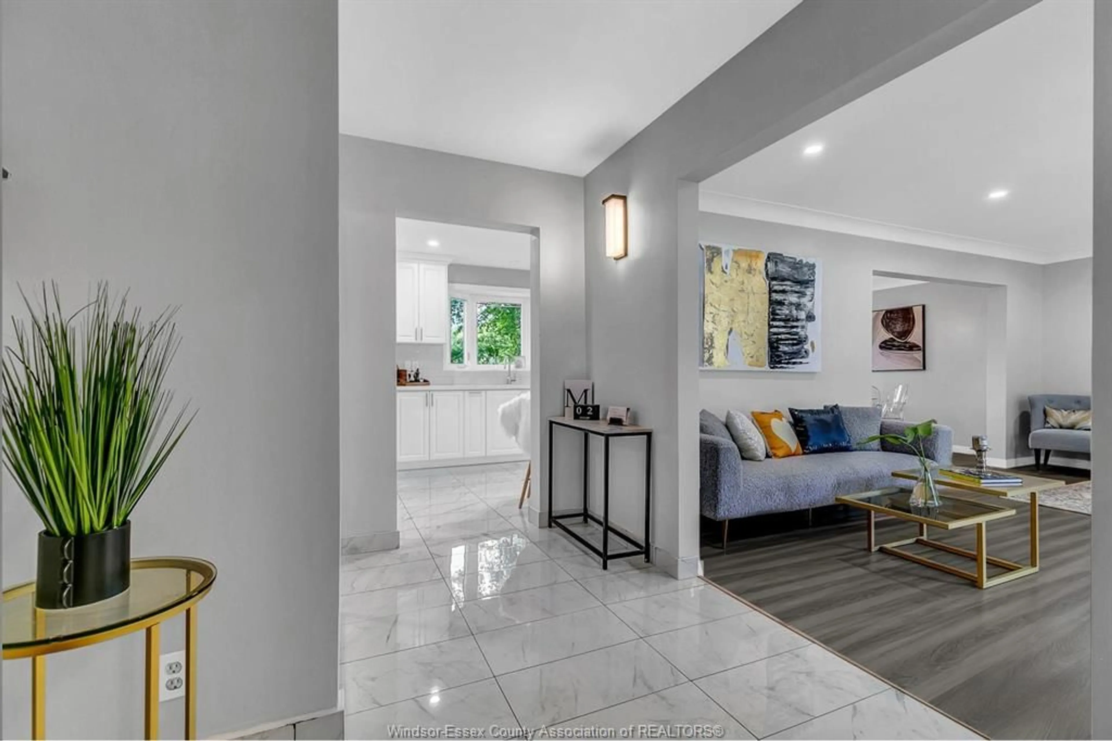 Indoor entryway for 2631 COLUMBIA Crt, Windsor Ontario N9E 1B2