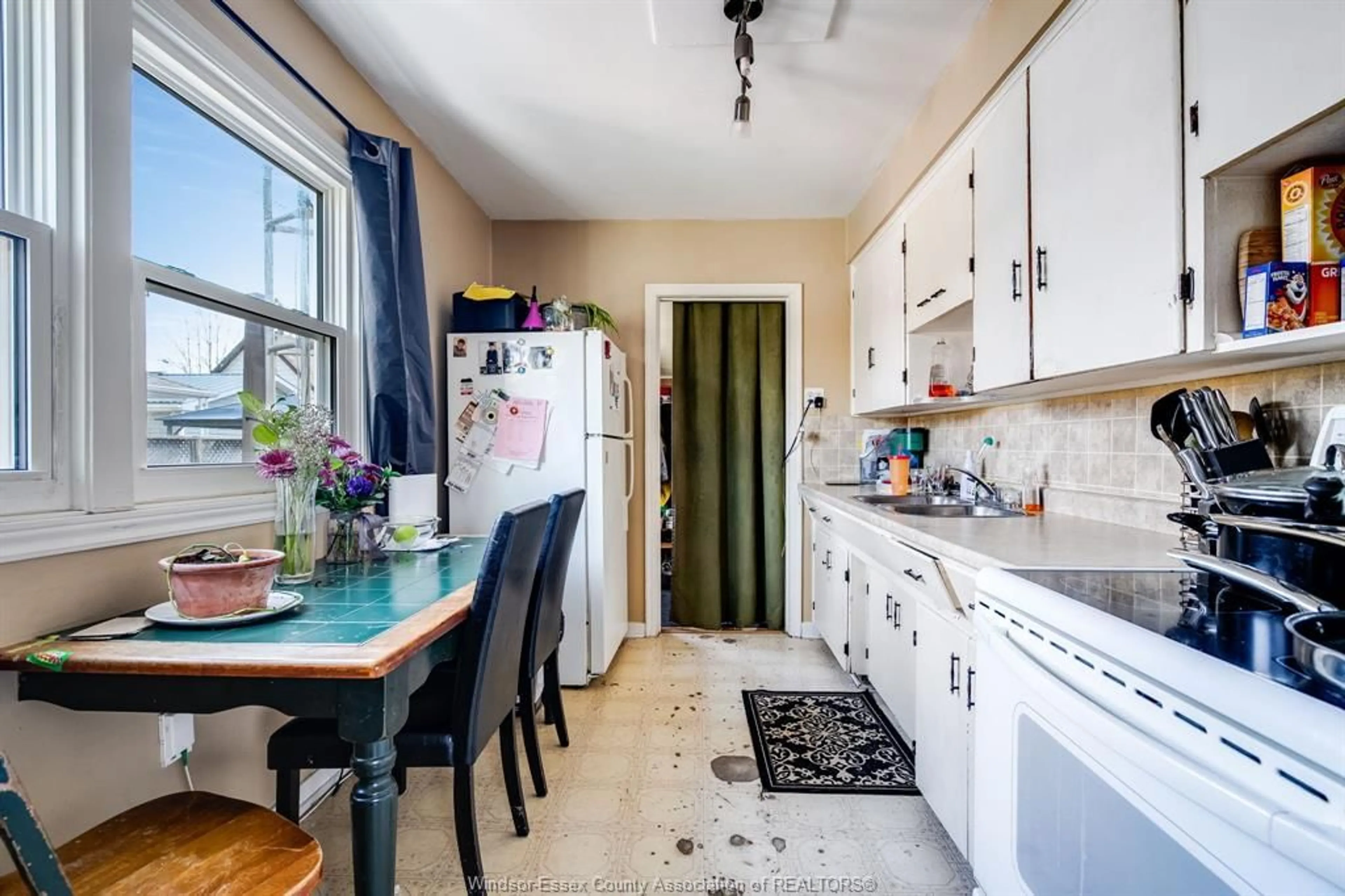 Standard kitchen, ceramic/tile floor for 42 STEWART St, Tilbury Ontario N0P 2L0