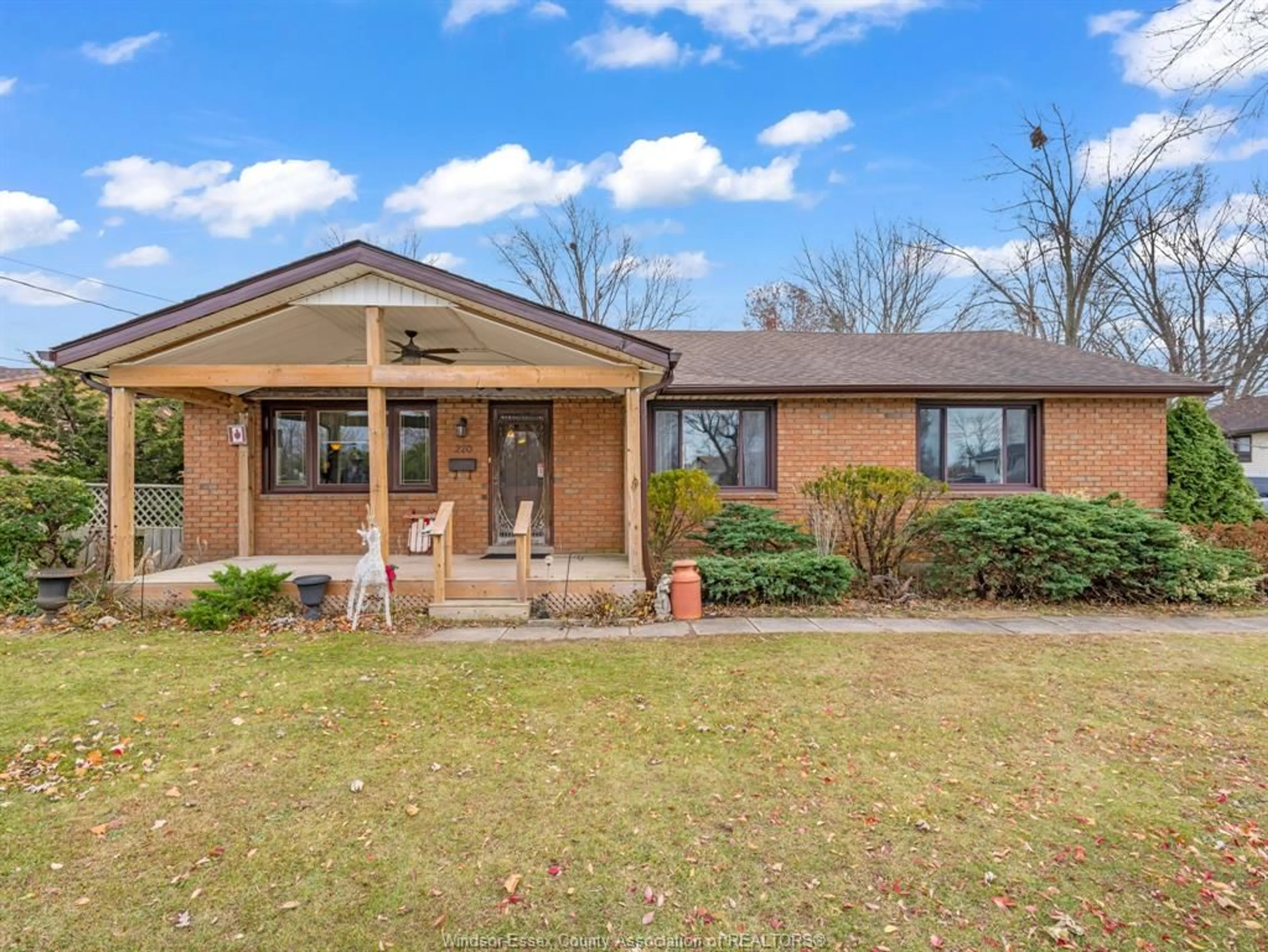 Home with brick exterior material, unknown for 270 VICTORIA Ave, Essex Ontario N8M 1N5