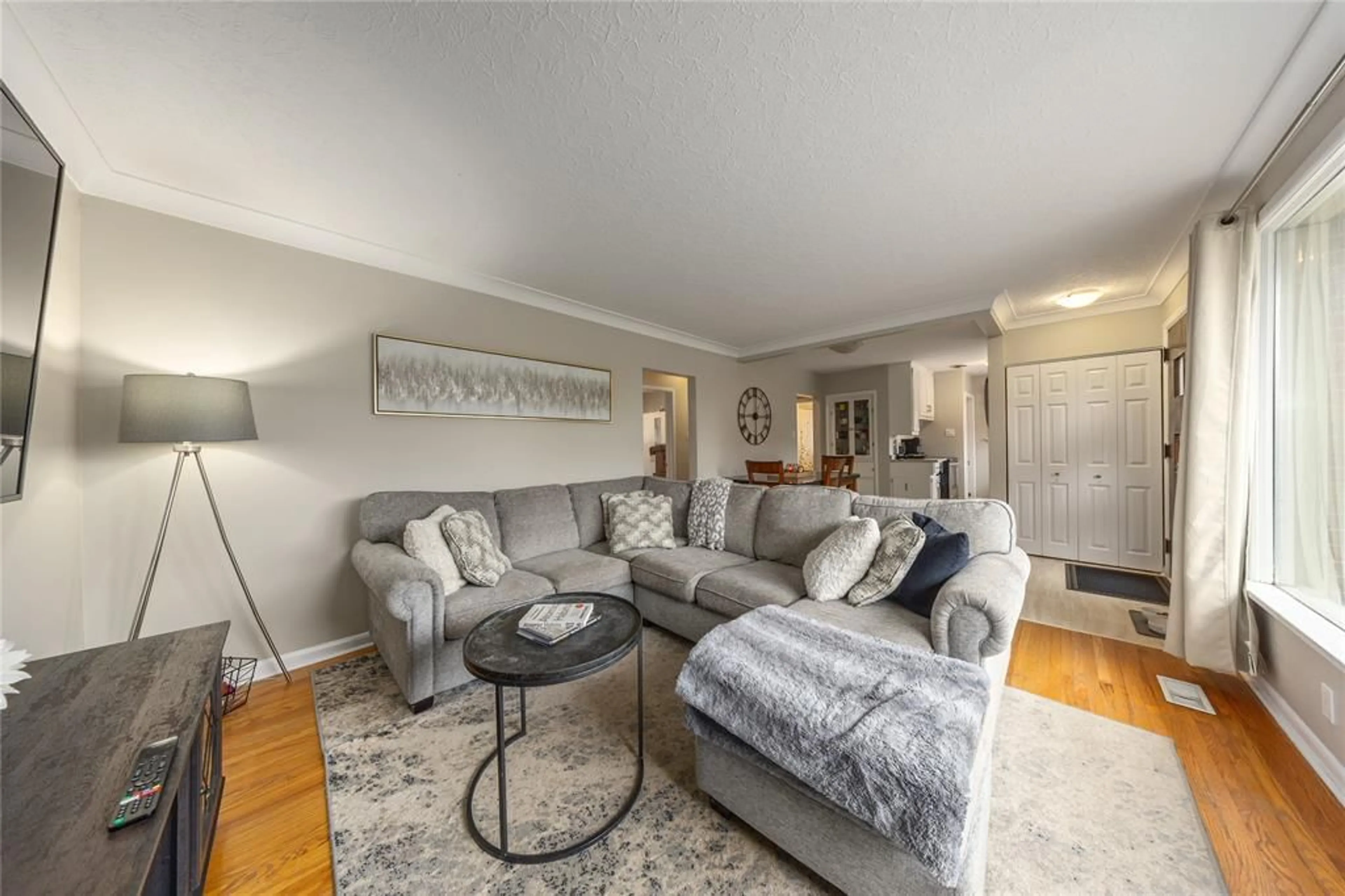 Living room with furniture, unknown for 1035 WELLINGTON St, Sarnia Ontario N7S 1E4