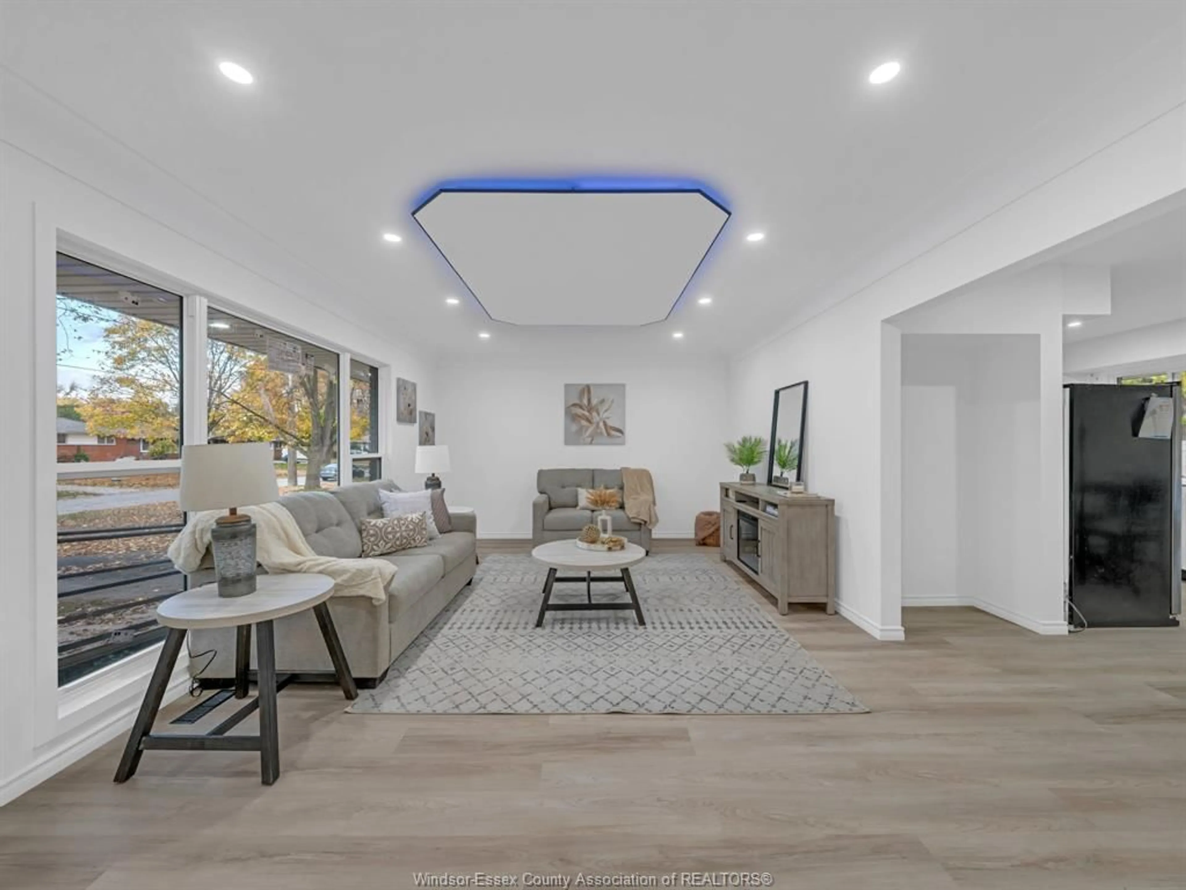 Living room with furniture, unknown for 184 ELLIS St, Chatham Ontario N7L 2M1