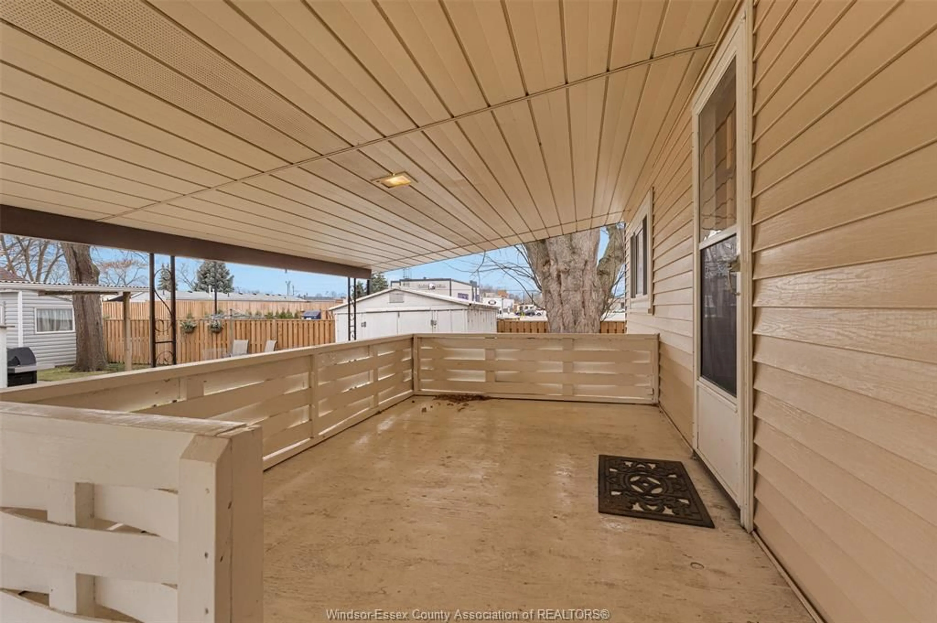 Indoor foyer for 8 MALDEN HILL Dr, Amherstburg Ontario N9V 3E1