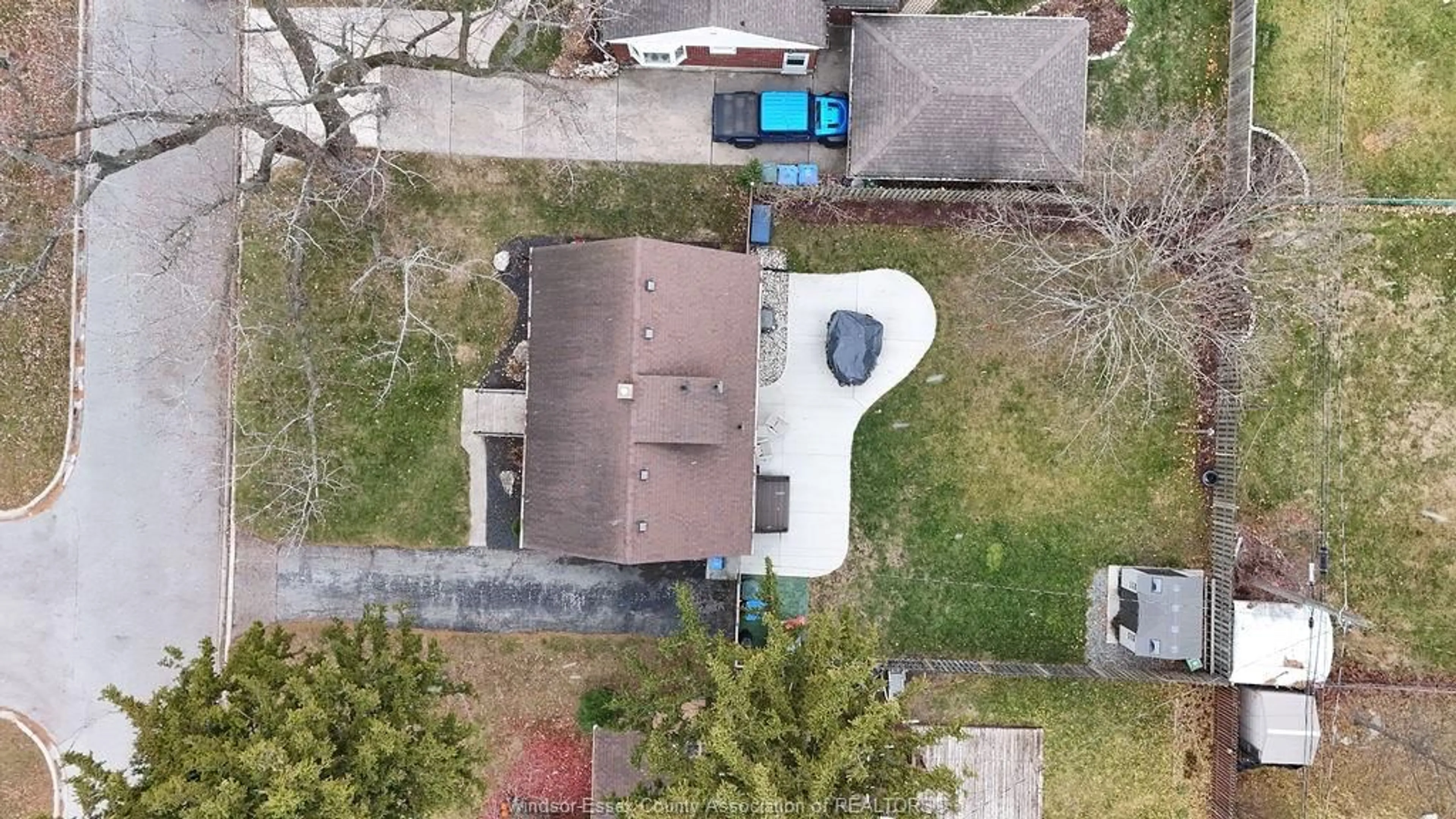 A pic from outside/outdoor area/front of a property/back of a property/a pic from drone, street for 3095 ACADEMY Dr, Windsor Ontario N9E 2H5