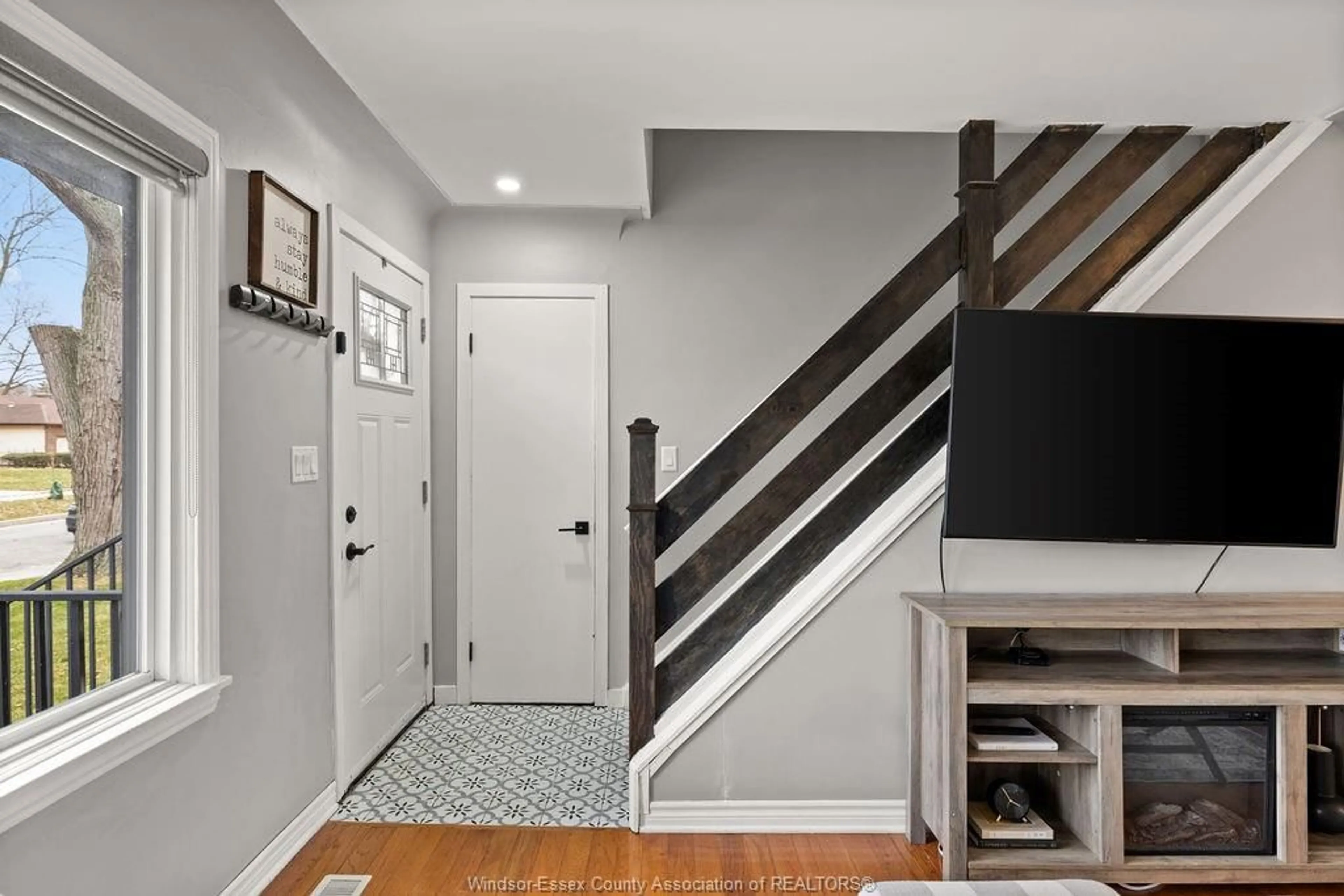 Indoor entryway for 3095 ACADEMY Dr, Windsor Ontario N9E 2H5