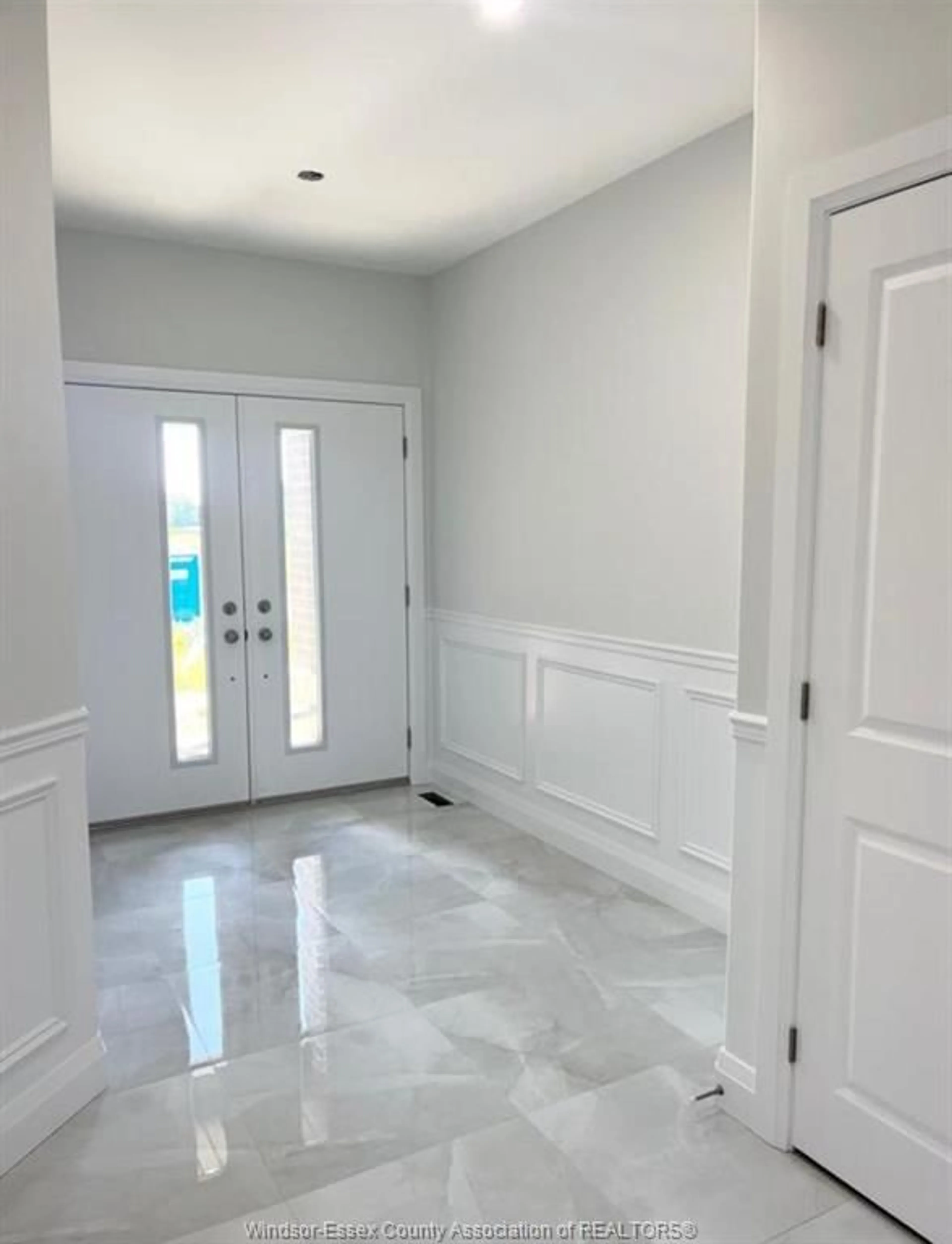 Indoor foyer for 33 EAGLE, Leamington Ontario N8H 3V4