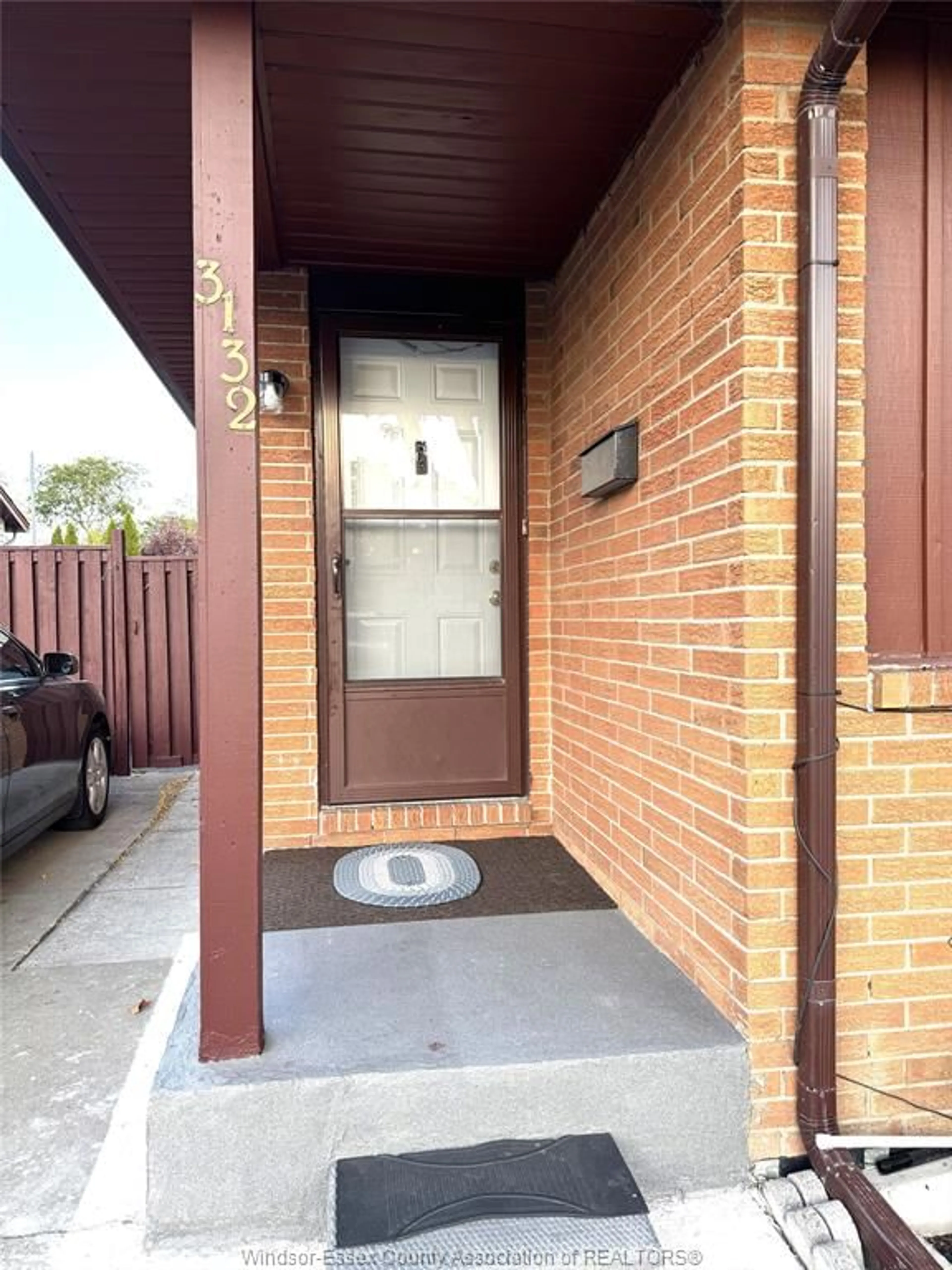 Indoor entryway for 3132 ELMWOOD Cres, Windsor Ontario N8R 1X4