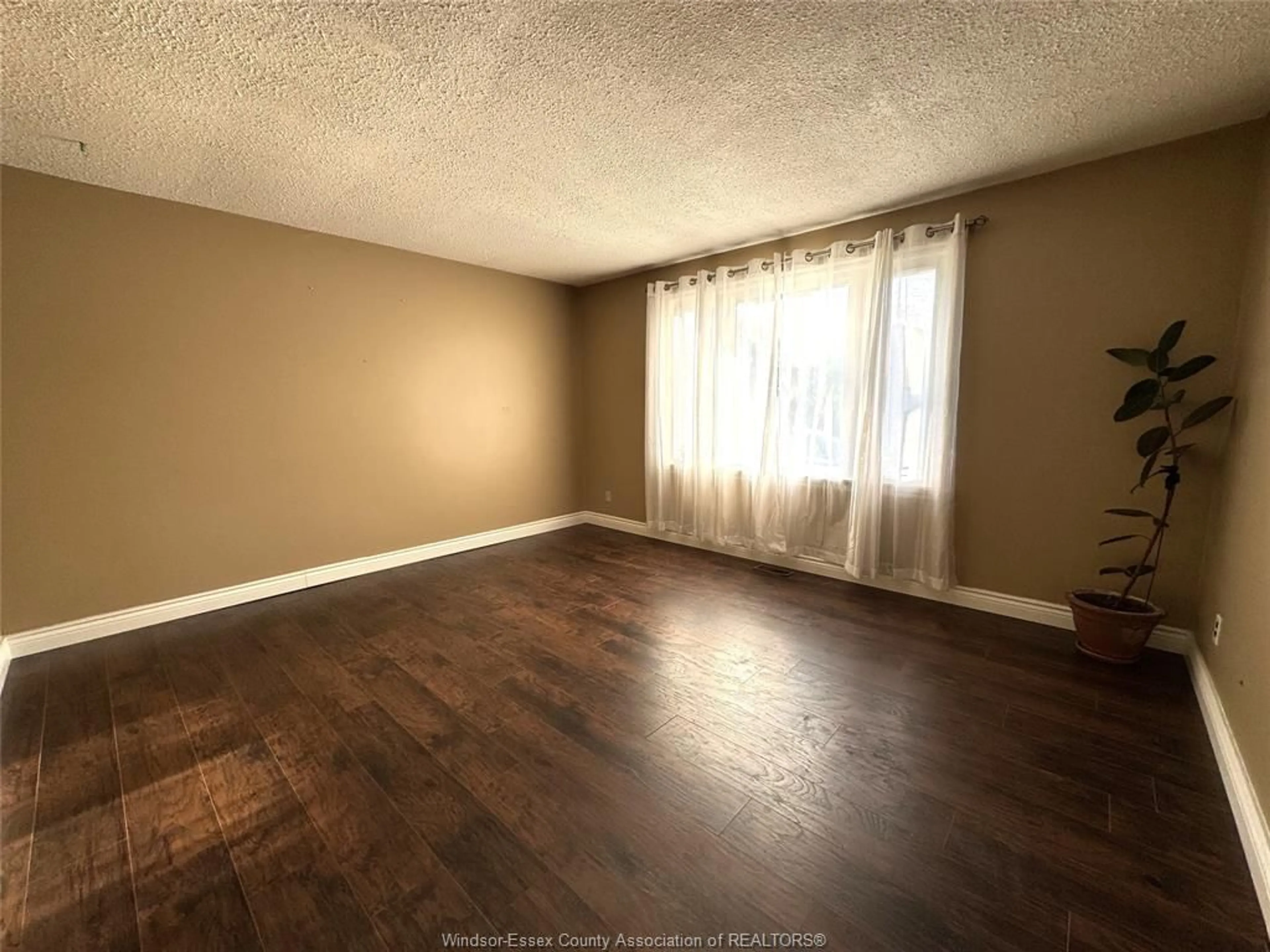 A pic of a room for 3132 ELMWOOD Cres, Windsor Ontario N8R 1X4