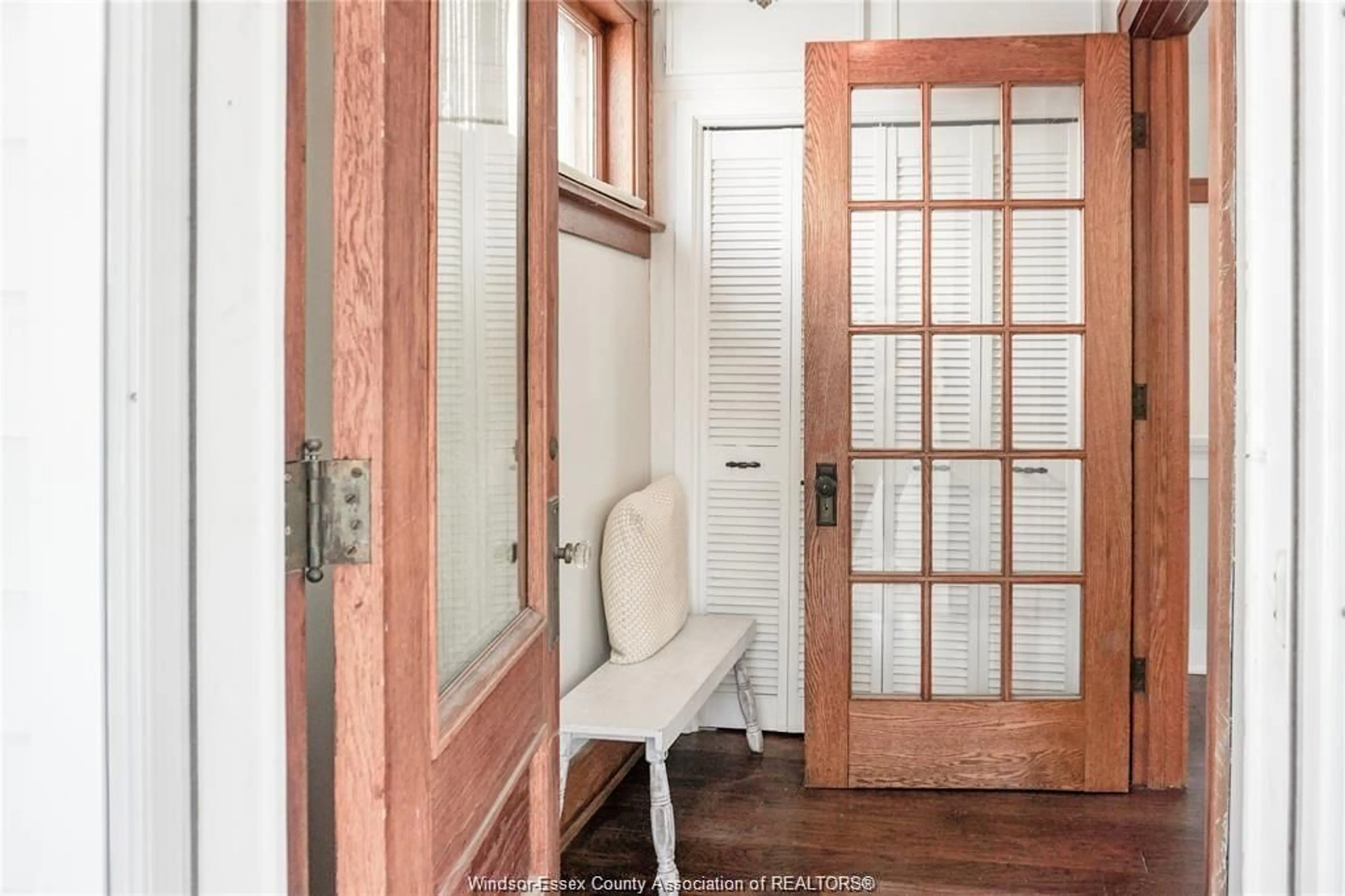 Indoor entryway for 934 Church St, Windsor Ontario N9A 4T9