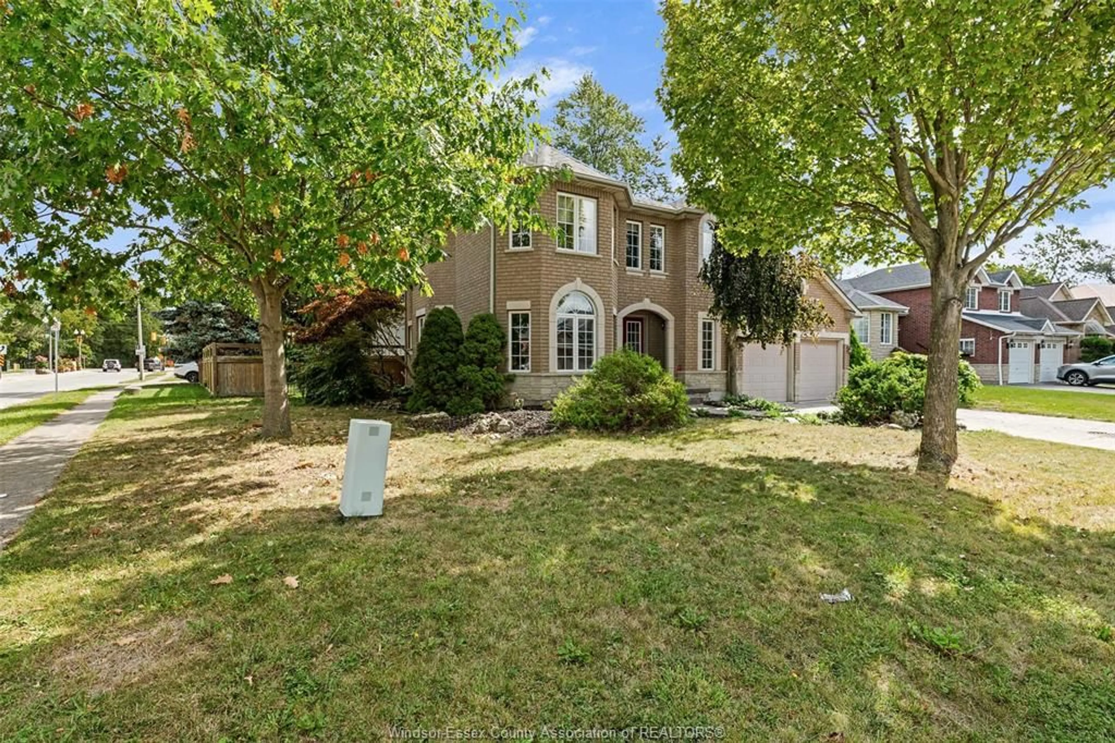 A pic from outside/outdoor area/front of a property/back of a property/a pic from drone, street for 4700 WEMBLEY, Windsor Ontario N9G 2P8