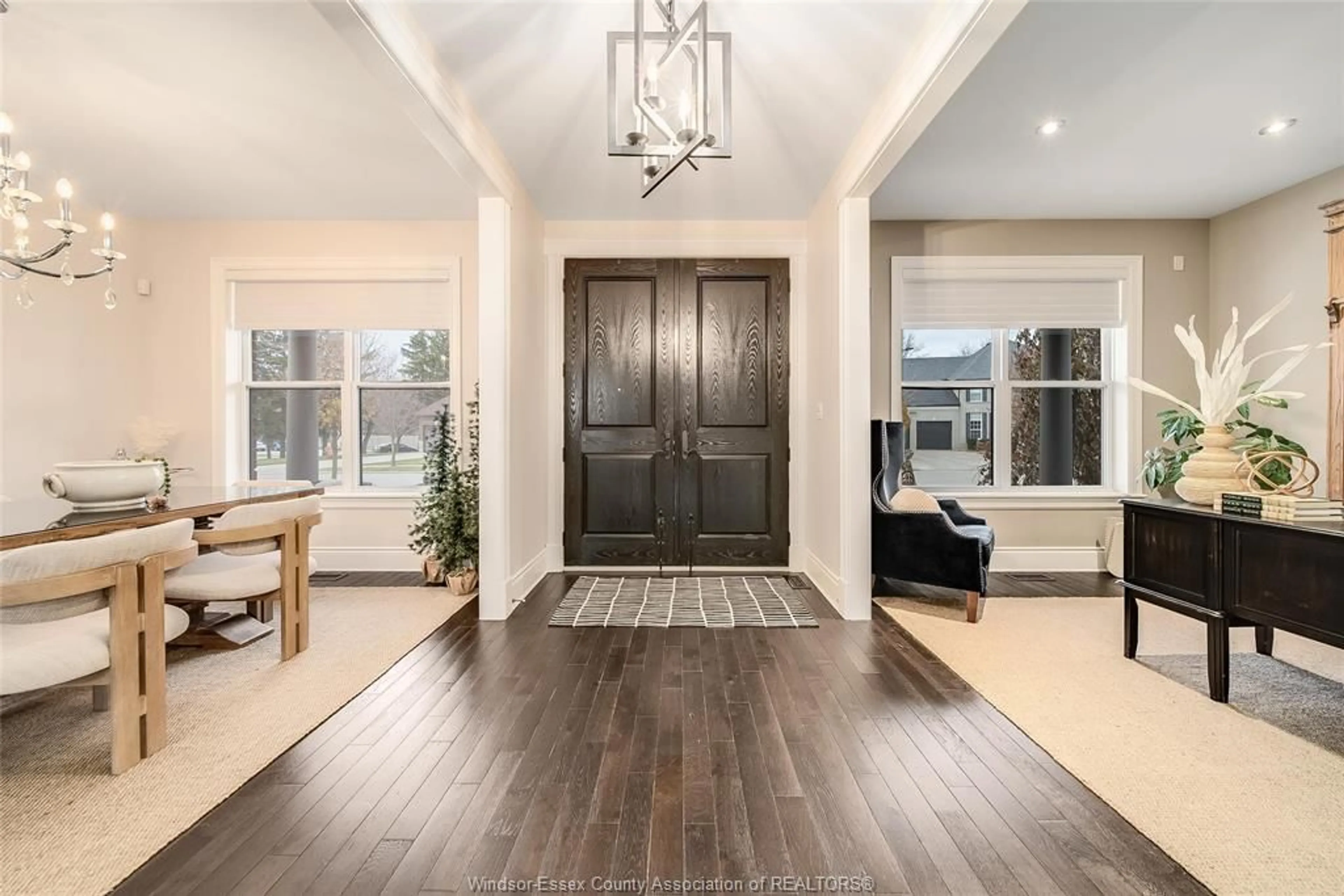 Indoor entryway for 6186 SILVER MAPLE, LaSalle Ontario N9H 0C1