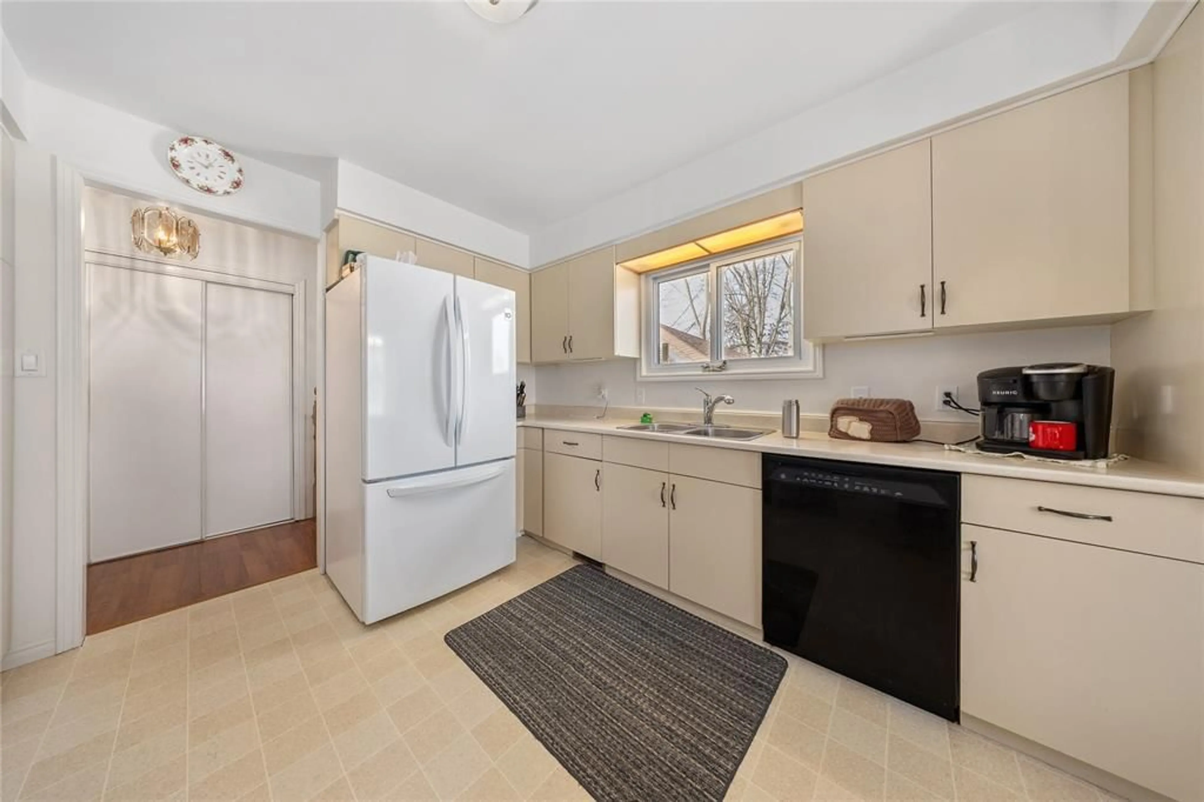 Standard kitchen, ceramic/tile floor for 3183 RIVER St, Brooke-Alvinston Ontario N0N 1A0