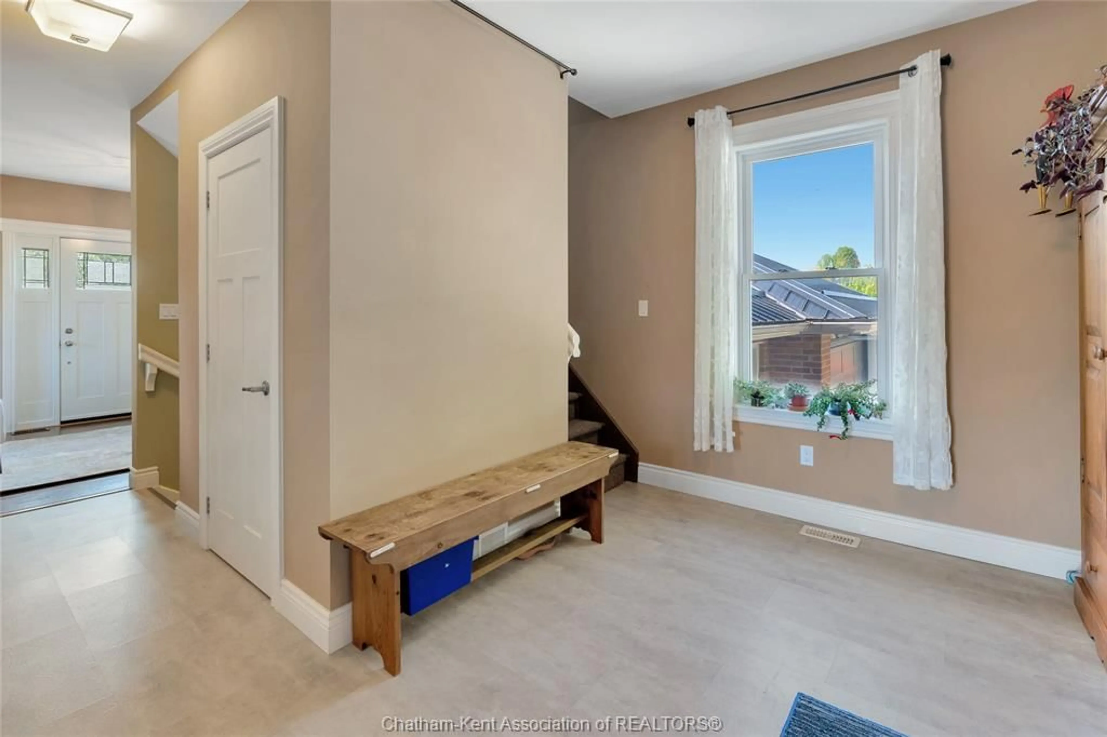 Indoor entryway for 7931 Grande River Line, Chatham-Kent Ontario N7M 5J7