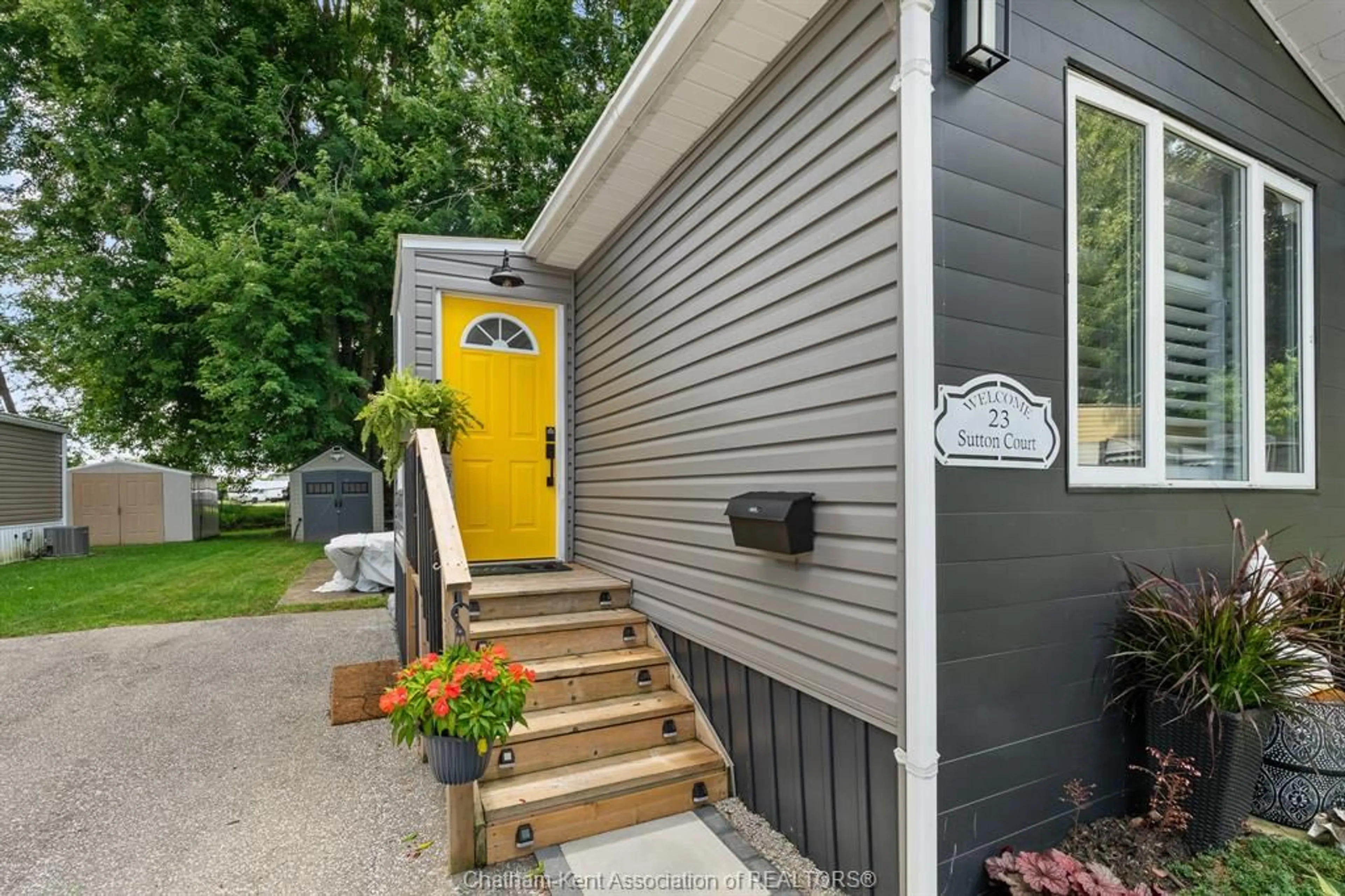 Home with vinyl exterior material, street for 23 Sutton Crt, Chatham Ontario N7L 4G4