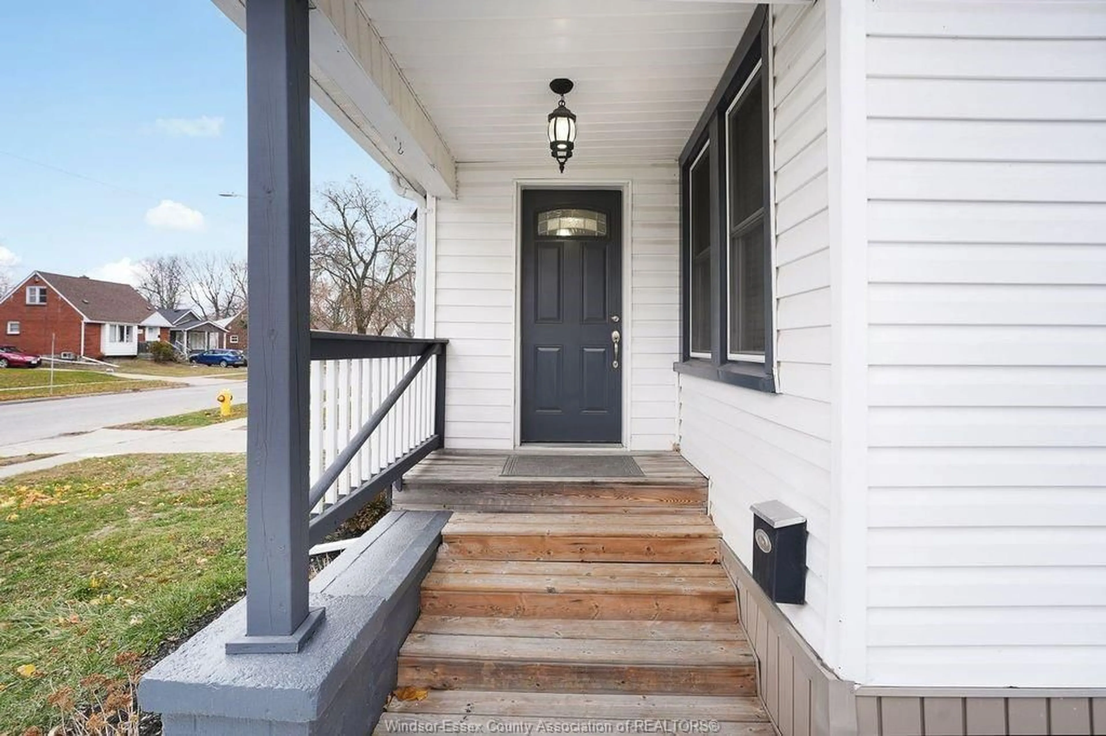 Indoor entryway for 954 Jefferson Blvd, Windsor Ontario N8S 2R1