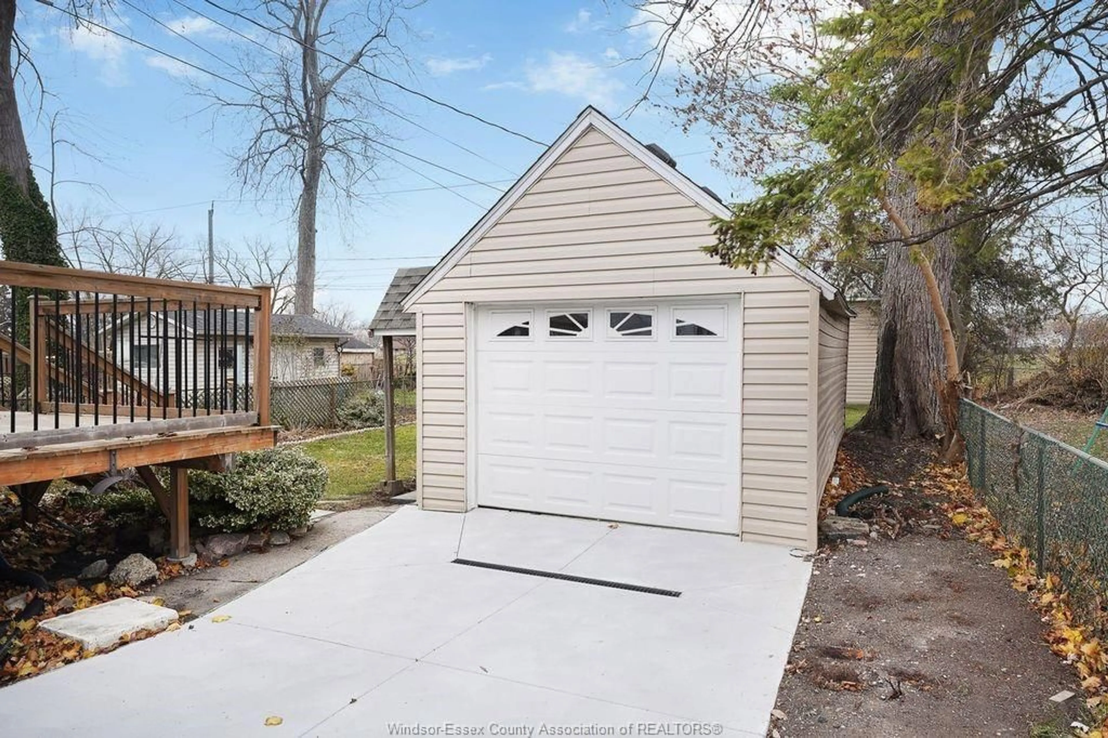 Indoor garage for 954 Jefferson Blvd, Windsor Ontario N8S 2R1