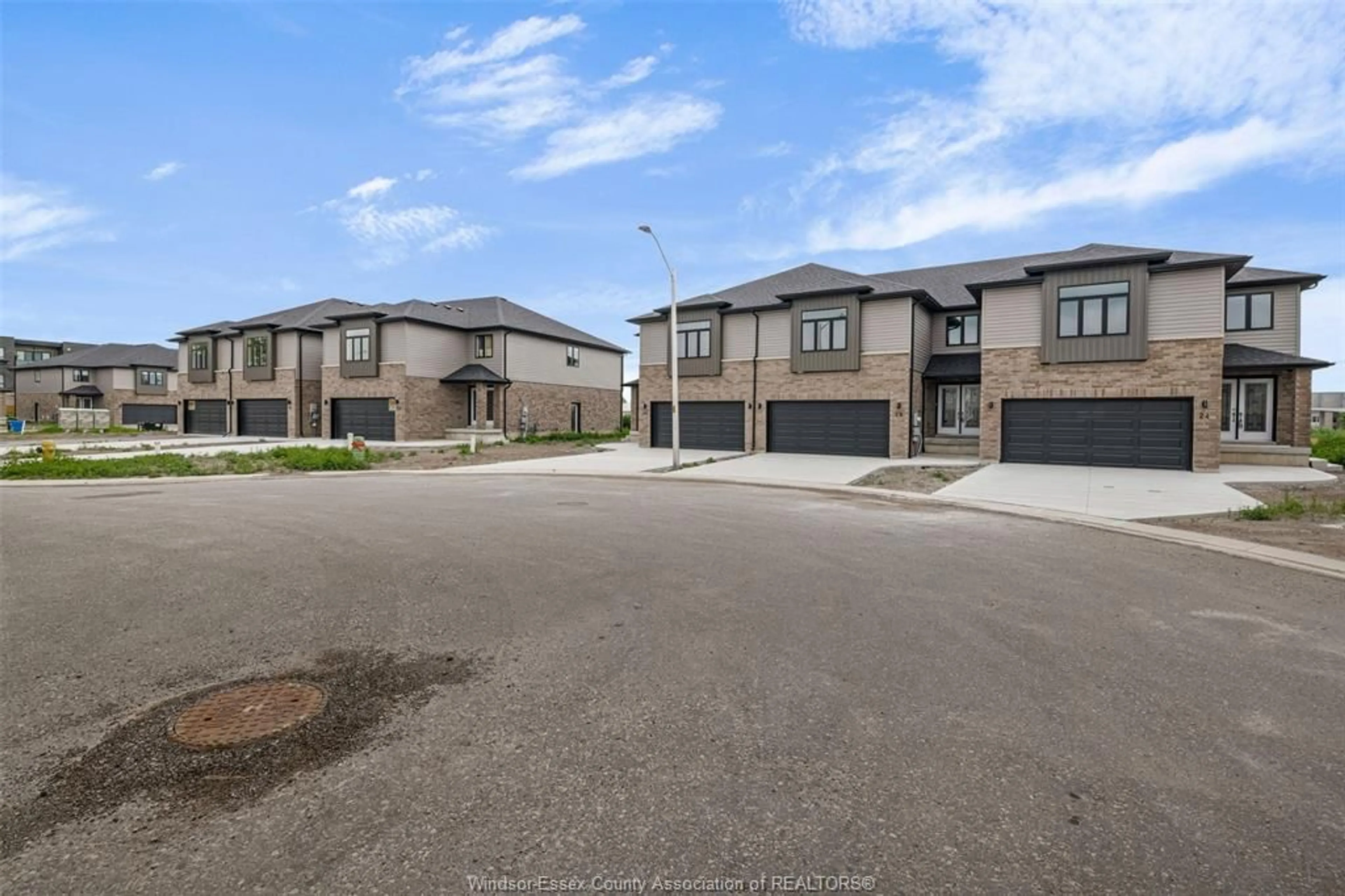 A pic from outside/outdoor area/front of a property/back of a property/a pic from drone, street for 20 BETTY Crt, Chatham Ontario N7M 1C4