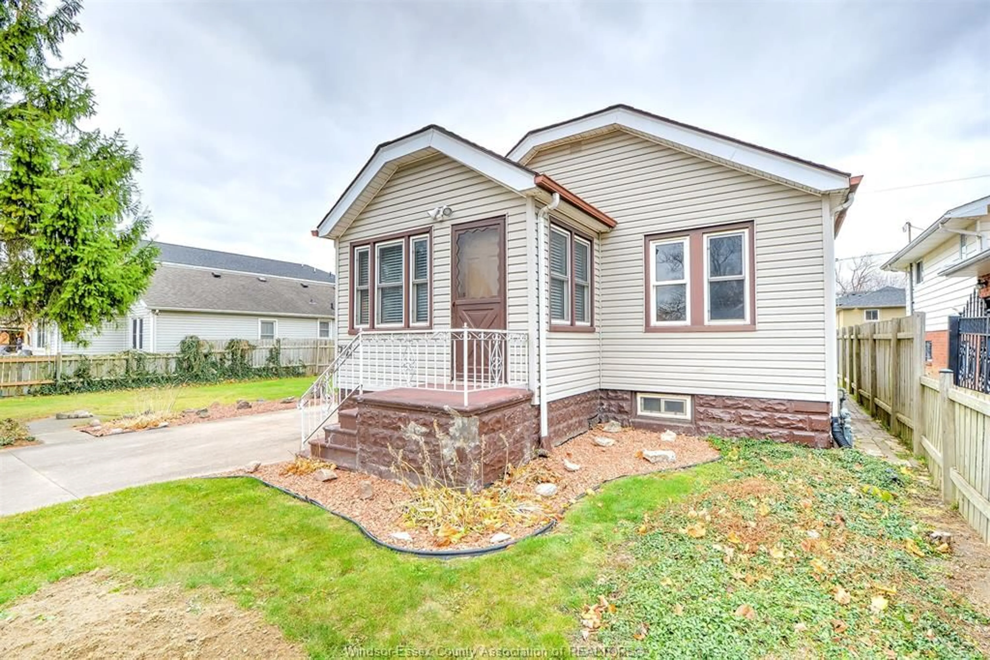 Home with vinyl exterior material, street for 782 CHARLOTTE, Windsor Ontario N8X 3A8