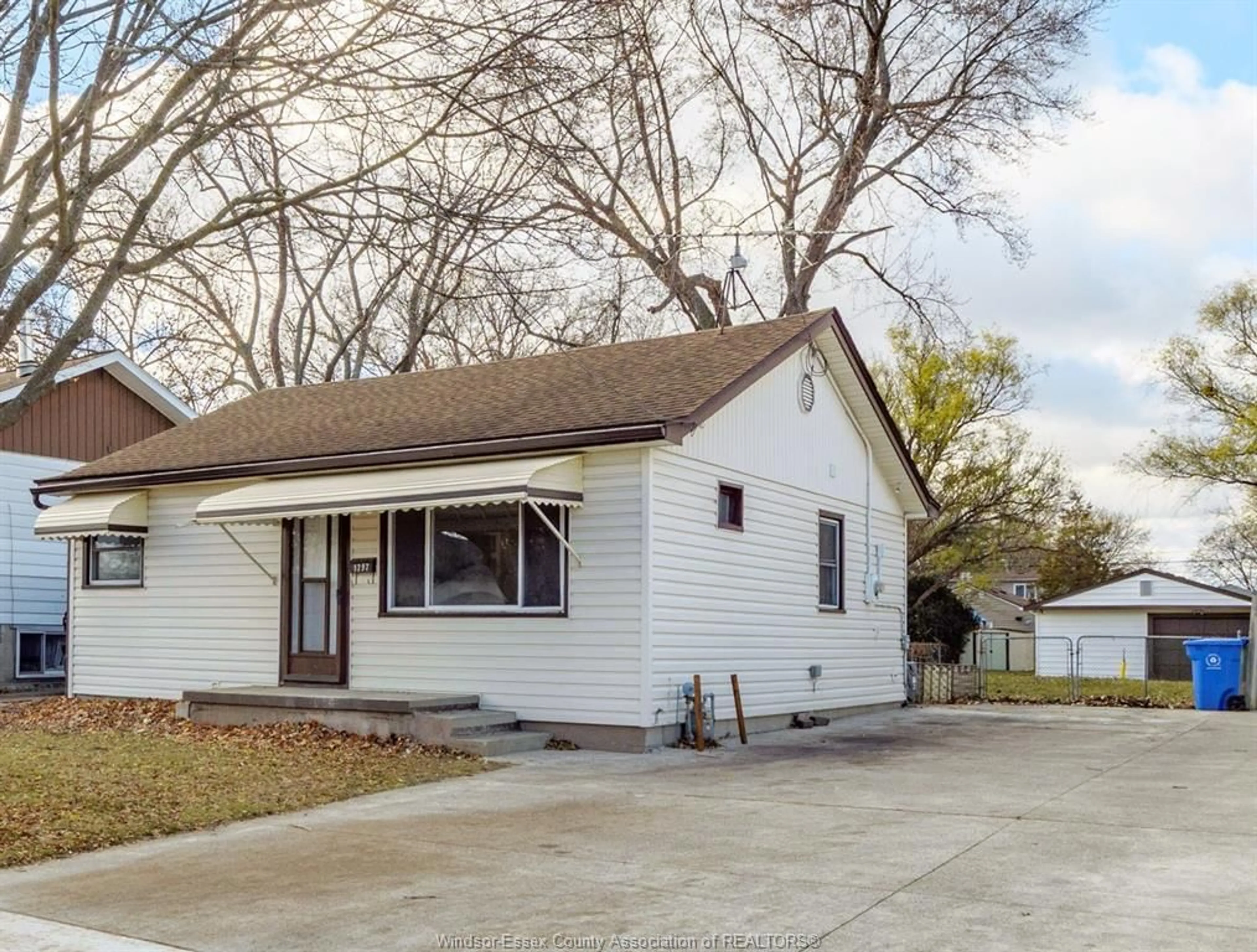 Home with vinyl exterior material, street for 1797 BALFOUR Blvd, Windsor Ontario N8T 2S2