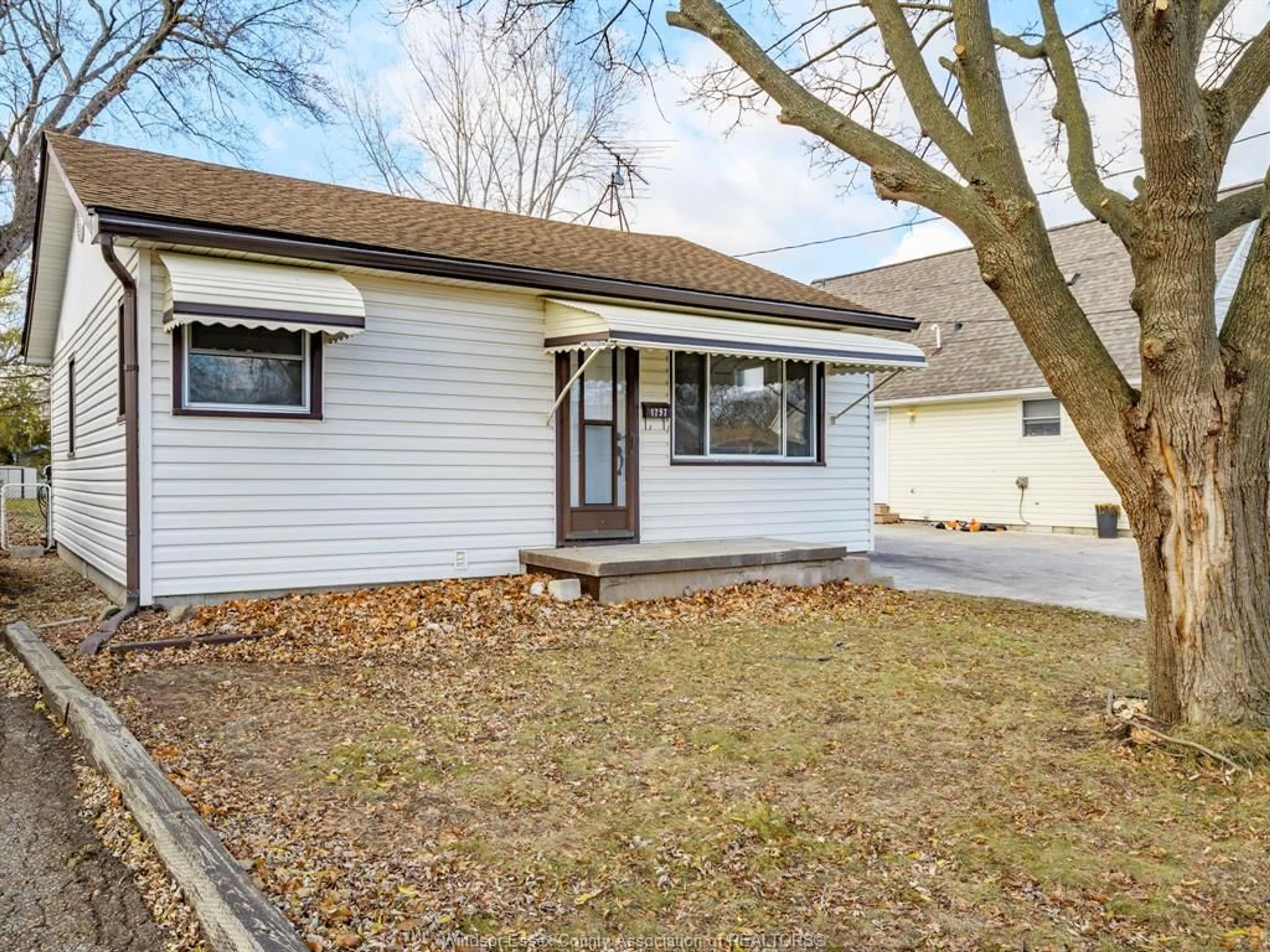 Home with vinyl exterior material, street for 1797 BALFOUR Blvd, Windsor Ontario N8T 2S2