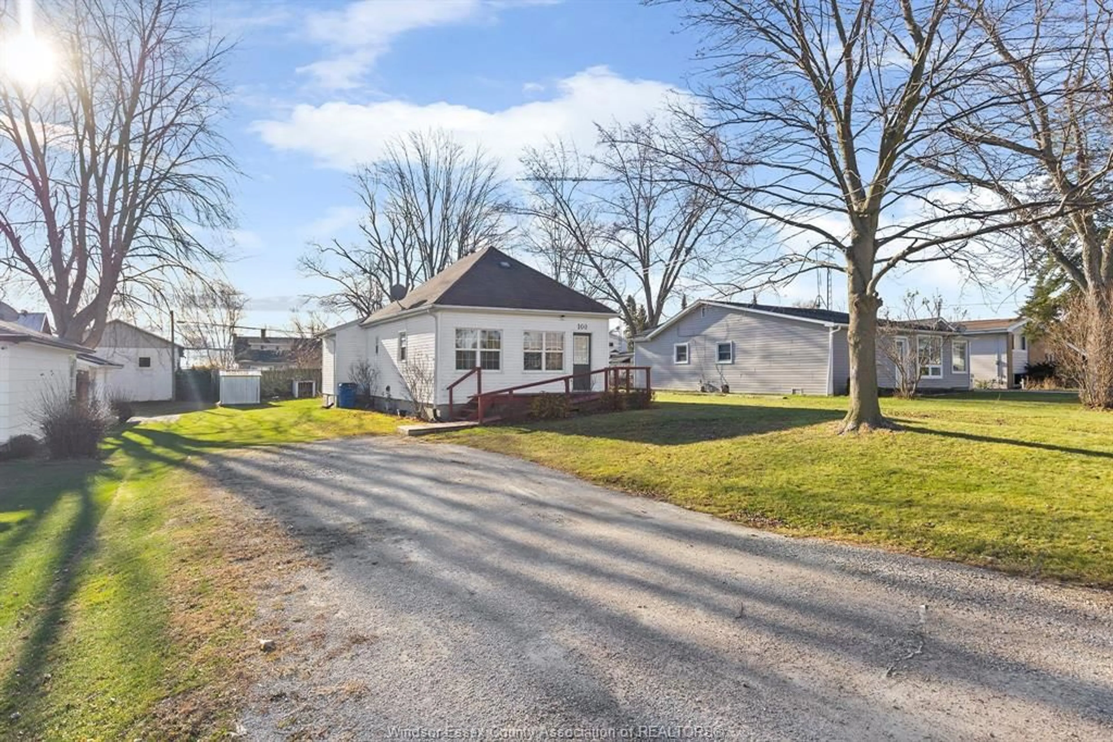 A pic from outside/outdoor area/front of a property/back of a property/a pic from drone, street for 100 ELM St, Wheatley Ontario N0P 2P0