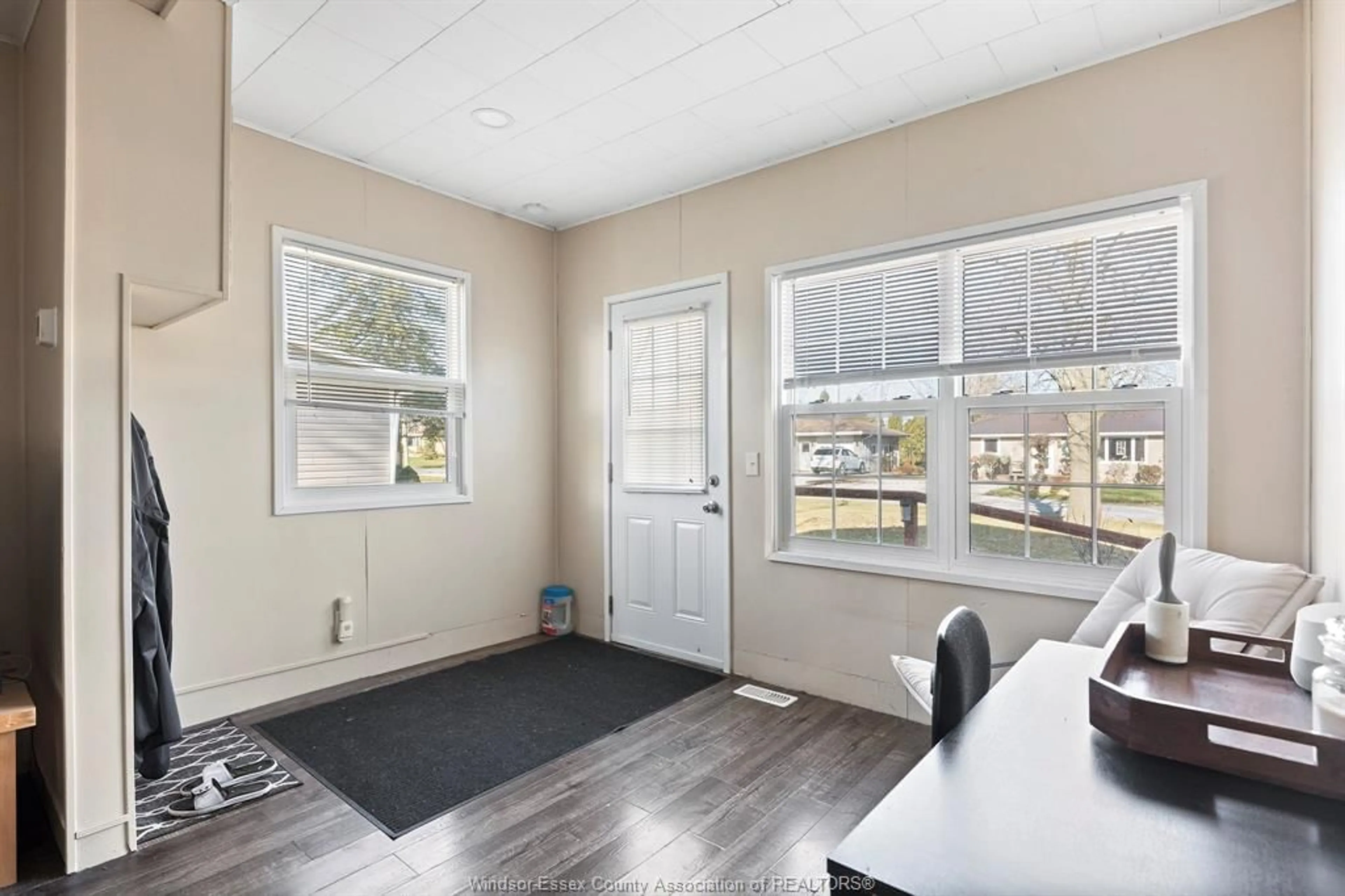 Indoor entryway for 100 ELM St, Wheatley Ontario N0P 2P0