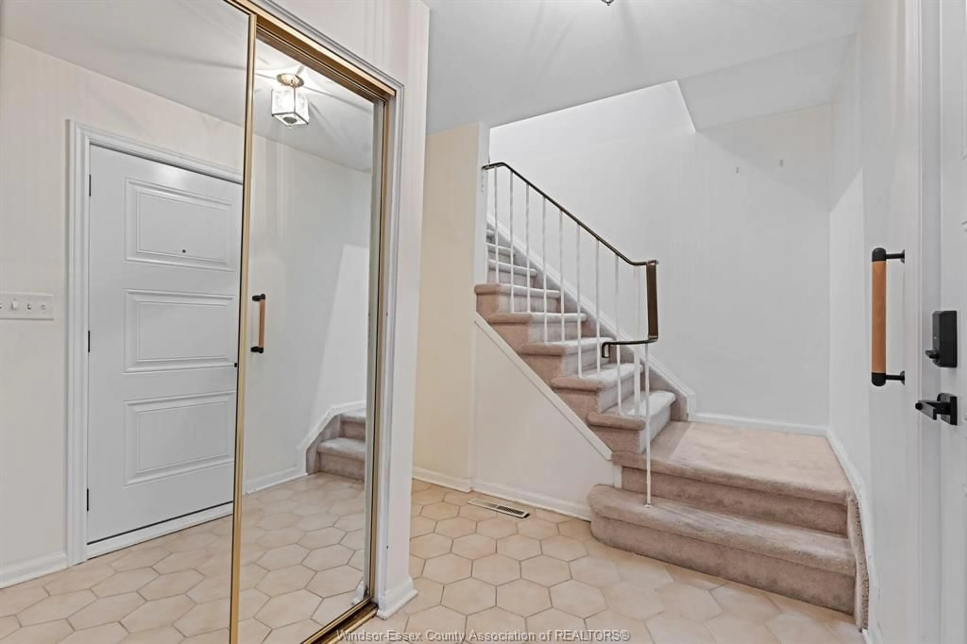 Indoor foyer for 2683 JAMAICA, Windsor Ontario N9E 2Z1