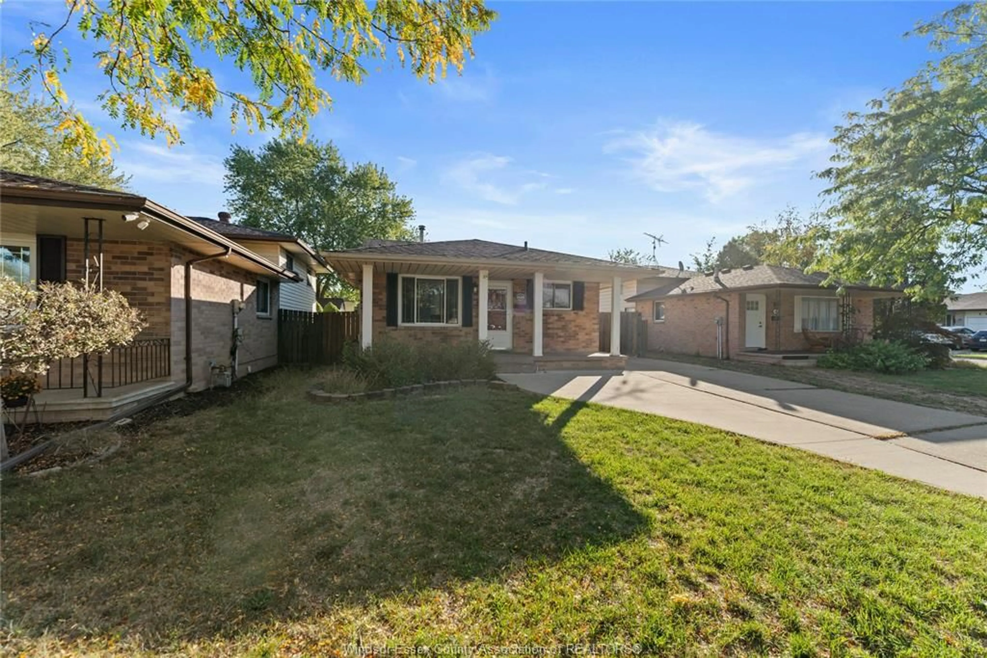 A pic from outside/outdoor area/front of a property/back of a property/a pic from drone, street for 1626 COURTLAND Cres, Windsor Ontario N8T 3K6