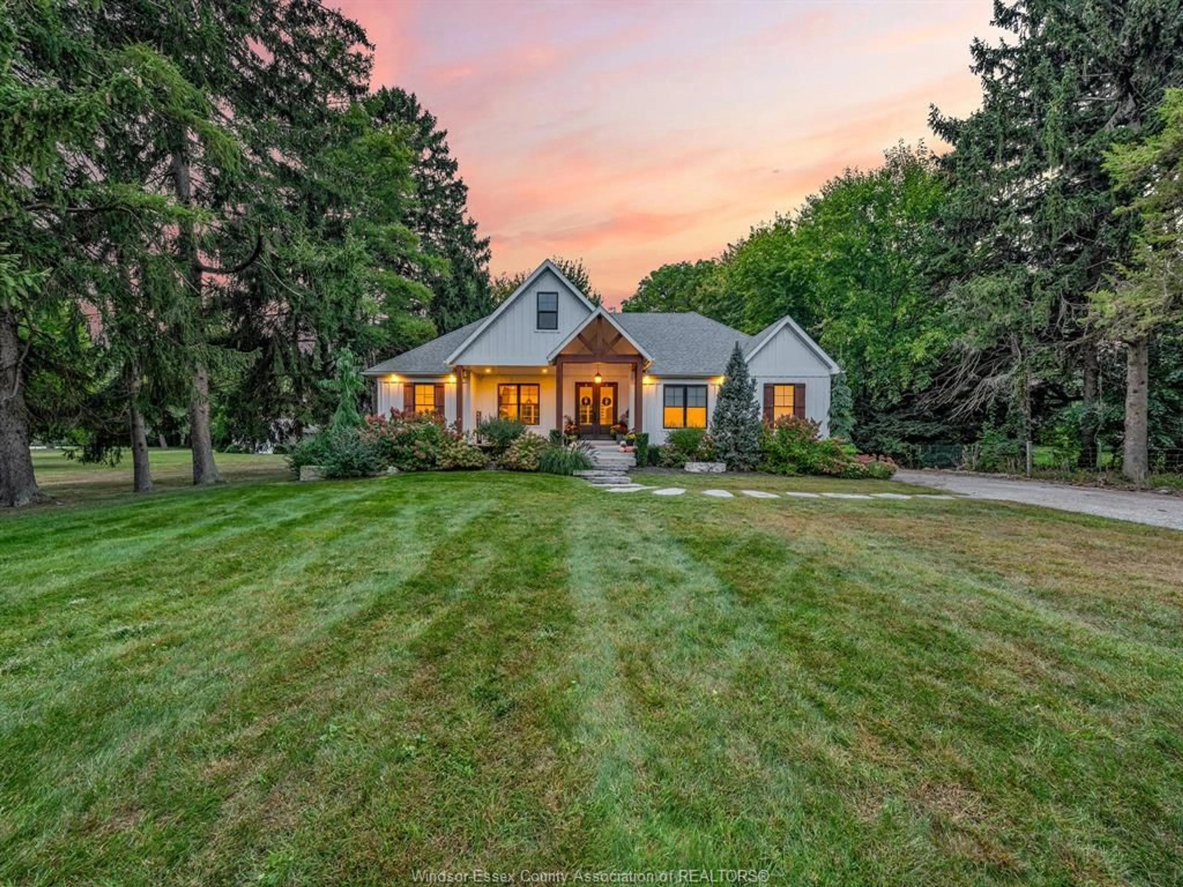 A pic from outside/outdoor area/front of a property/back of a property/a pic from drone, unknown for 1465 UNION Ave, Kingsville Ontario N9Y 2V2