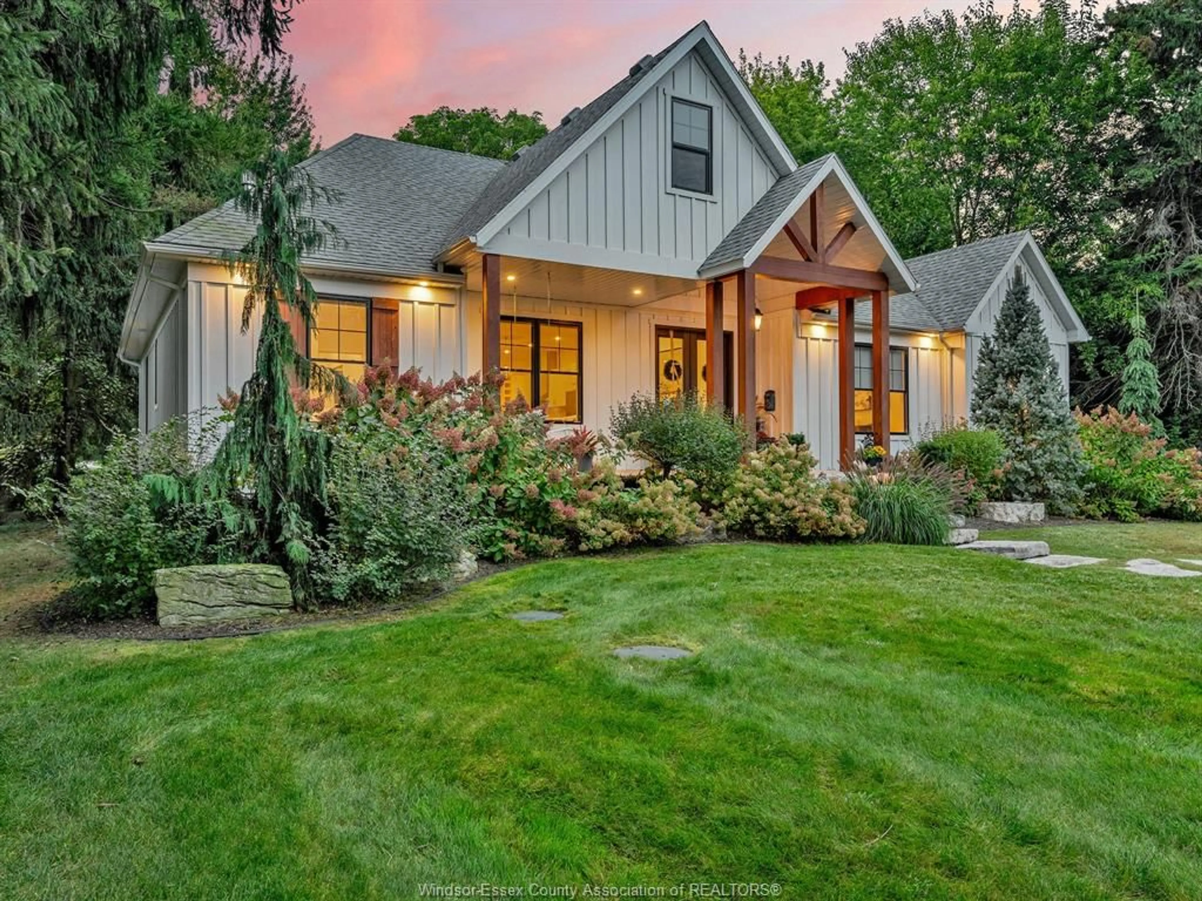 Home with brick exterior material, mountain view for 1465 UNION Ave, Kingsville Ontario N9Y 2V2