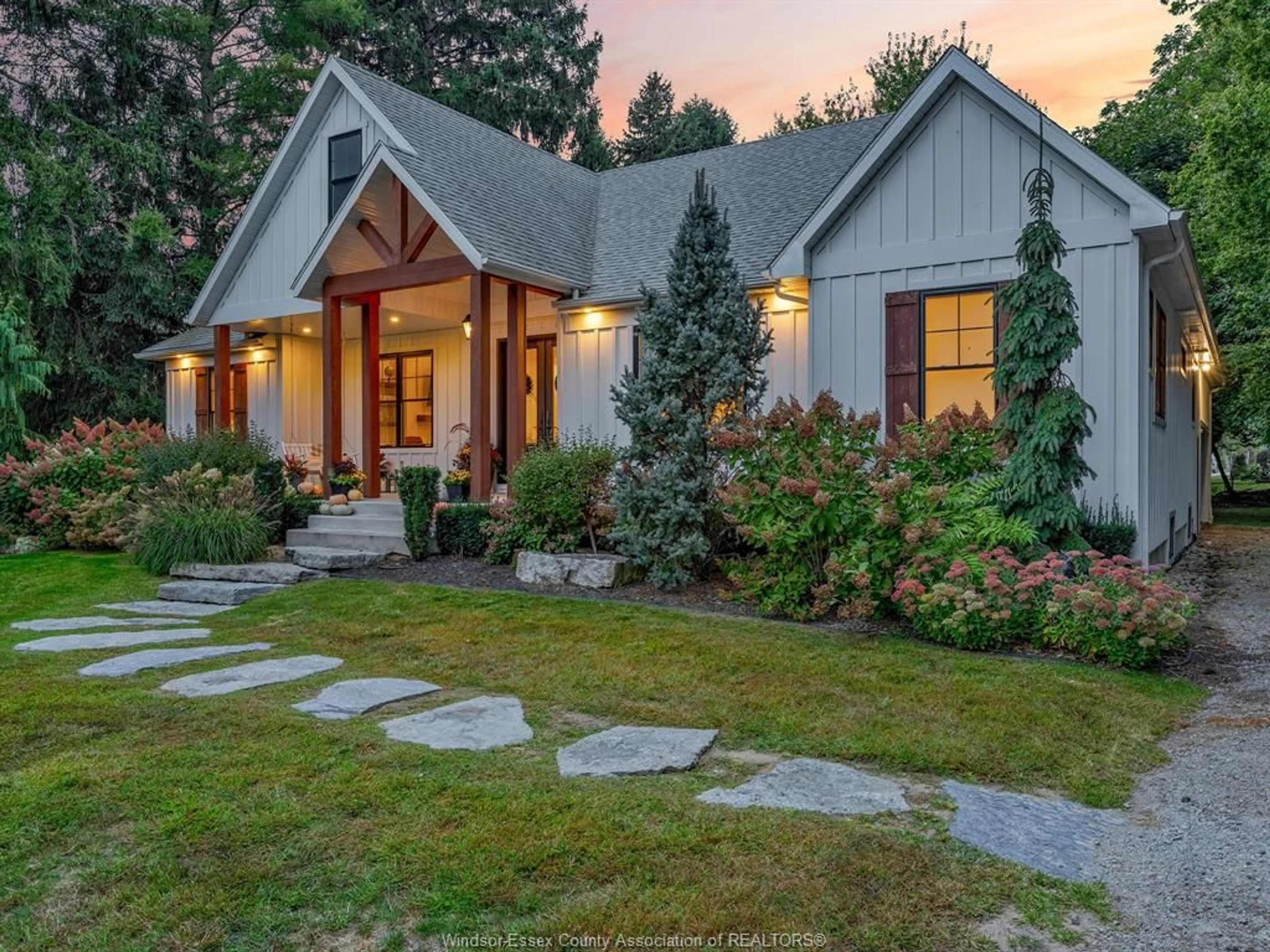 Home with brick exterior material, mountain view for 1465 UNION Ave, Kingsville Ontario N9Y 2V2