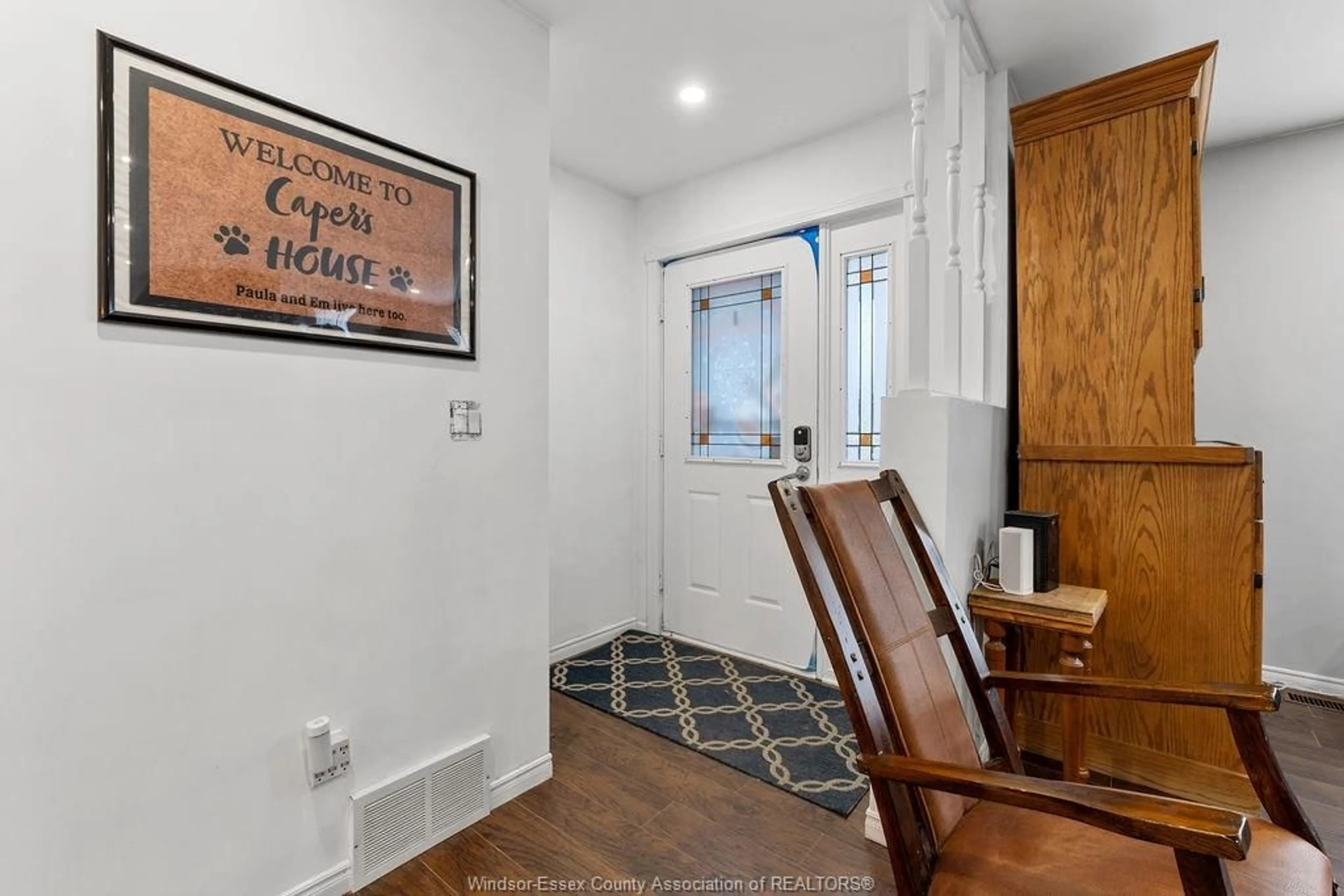 Indoor entryway for 45 Stanton Cres, Essex Ontario N8M 3B9